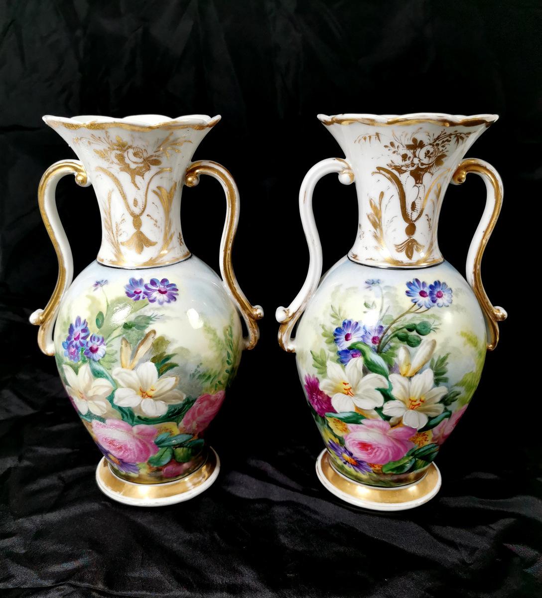 We kindly suggest you read the whole description, because with it we try to give you detailed technical and historical information to guarantee the authenticity of our objects.
Beautiful and particular pair of French vases in white porcelain with