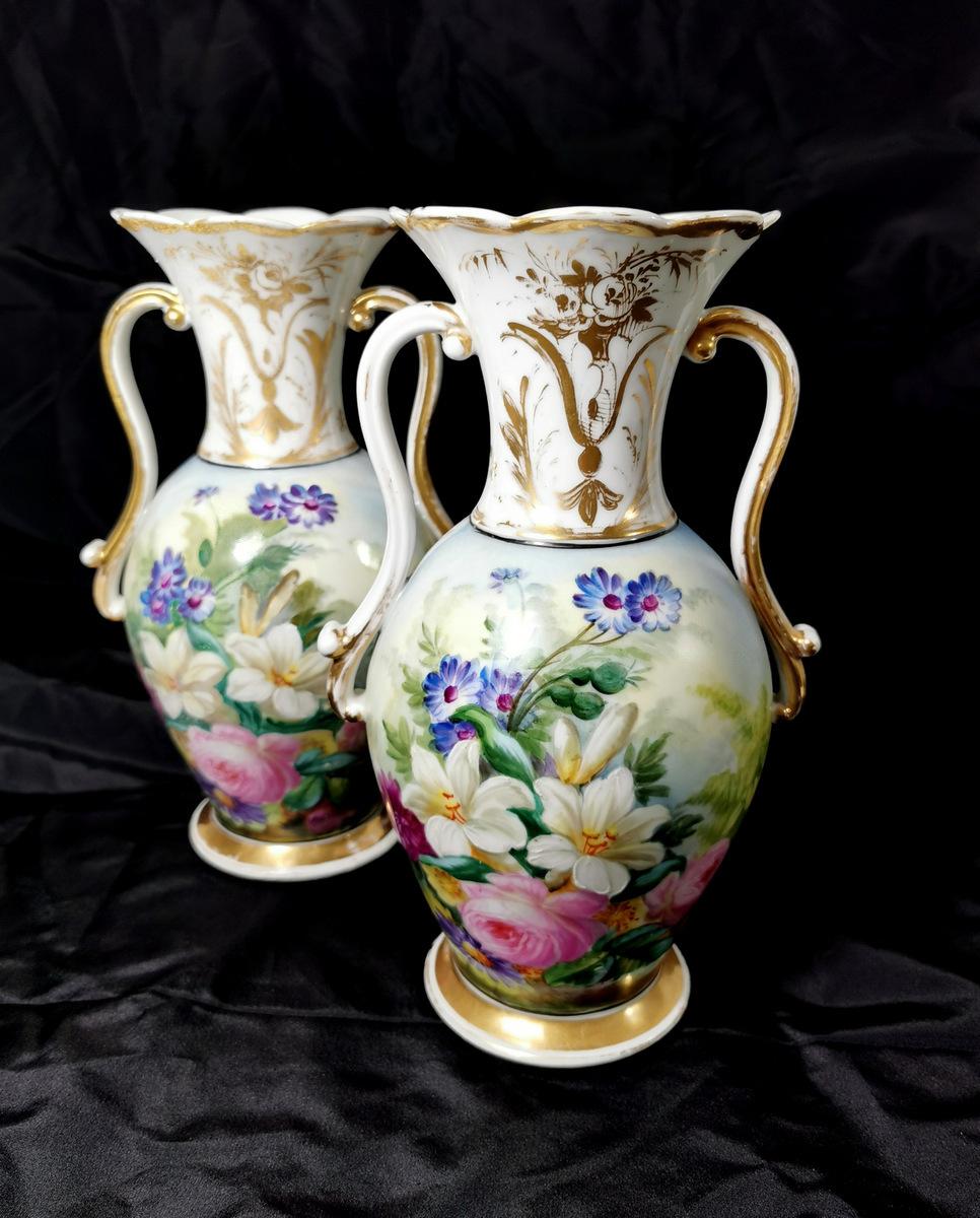 Hand-Painted Porcelain De Paris Napoleon III Pair of French Hand Painted Vases For Sale