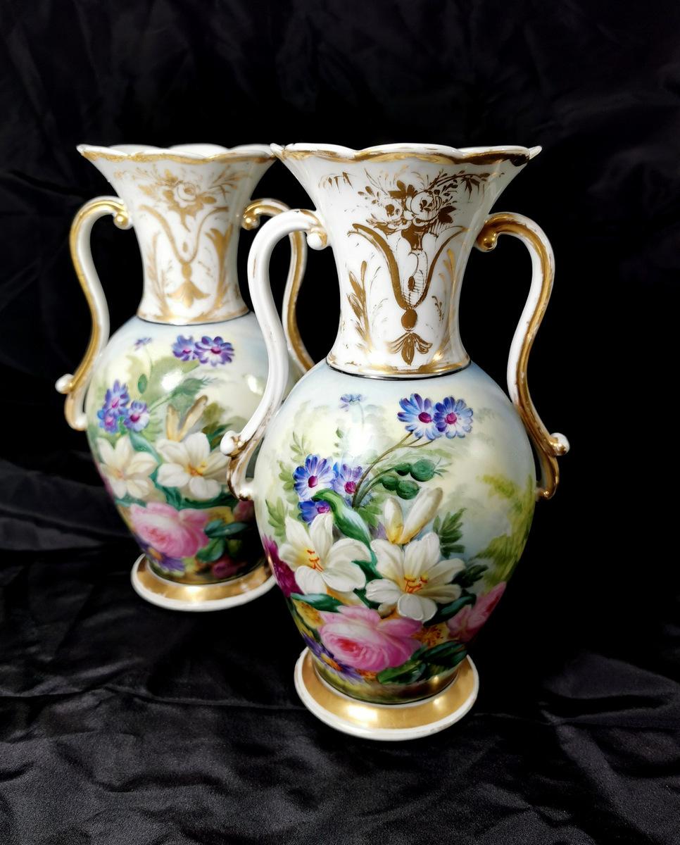 Porcelaine de Paris Napoleón III Pareja de jarrones franceses pintados a mano Pintado a mano en venta