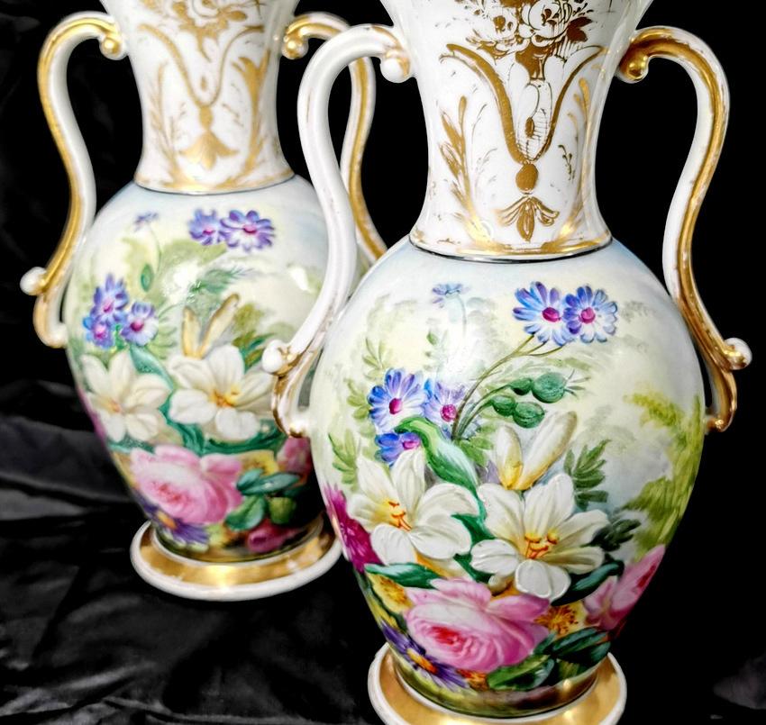 Porcelaine de Paris Napoleón III Pareja de jarrones franceses pintados a mano en Bueno estado para la venta en Prato, Tuscany