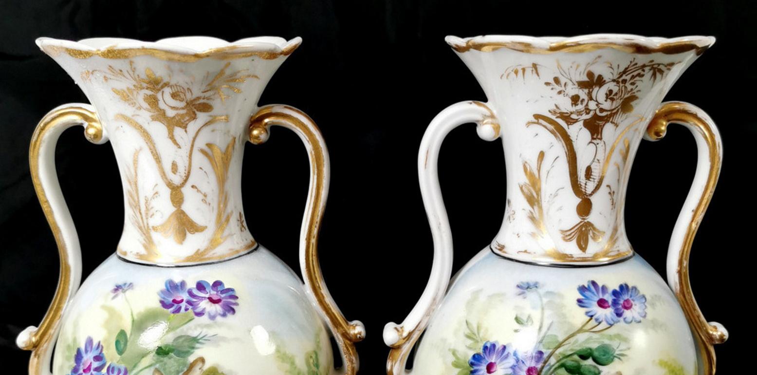 Porcelaine de Paris Napoleón III Pareja de jarrones franceses pintados a mano Porcelana en venta