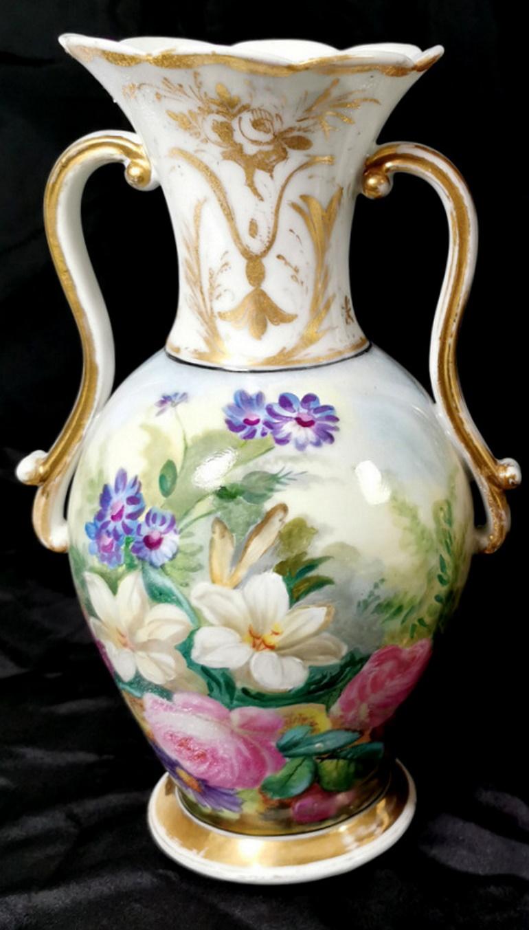 Porcelaine de Paris Napoleón III Pareja de jarrones franceses pintados a mano en venta 1