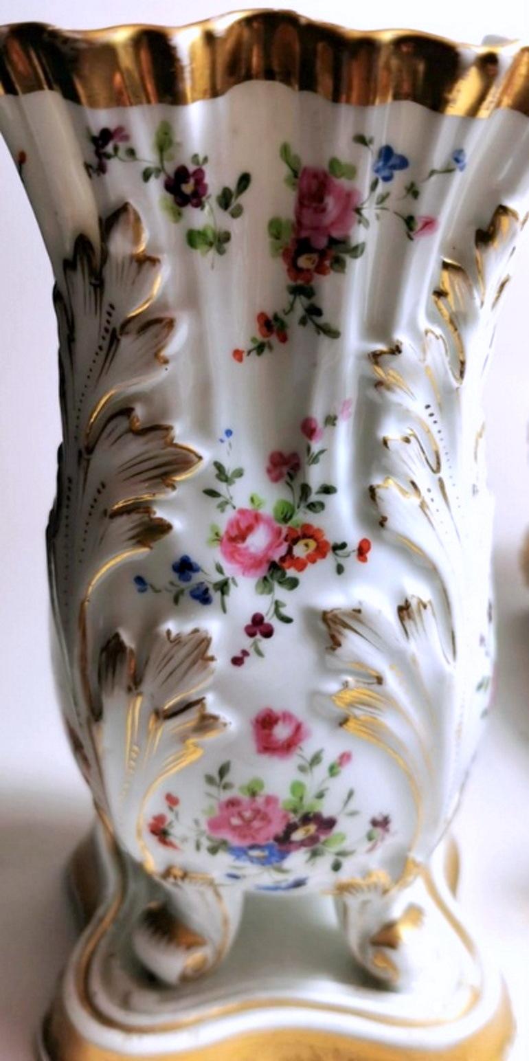 Porcelaine de Paris Style Napoléon III Paire de vases façonnés décorés à la main en vente 2