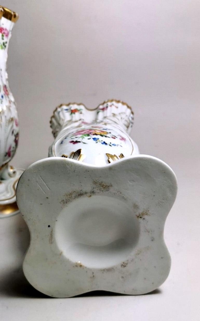 Porcelaine de Paris Style Napoléon III Paire de vases façonnés décorés à la main en vente 4