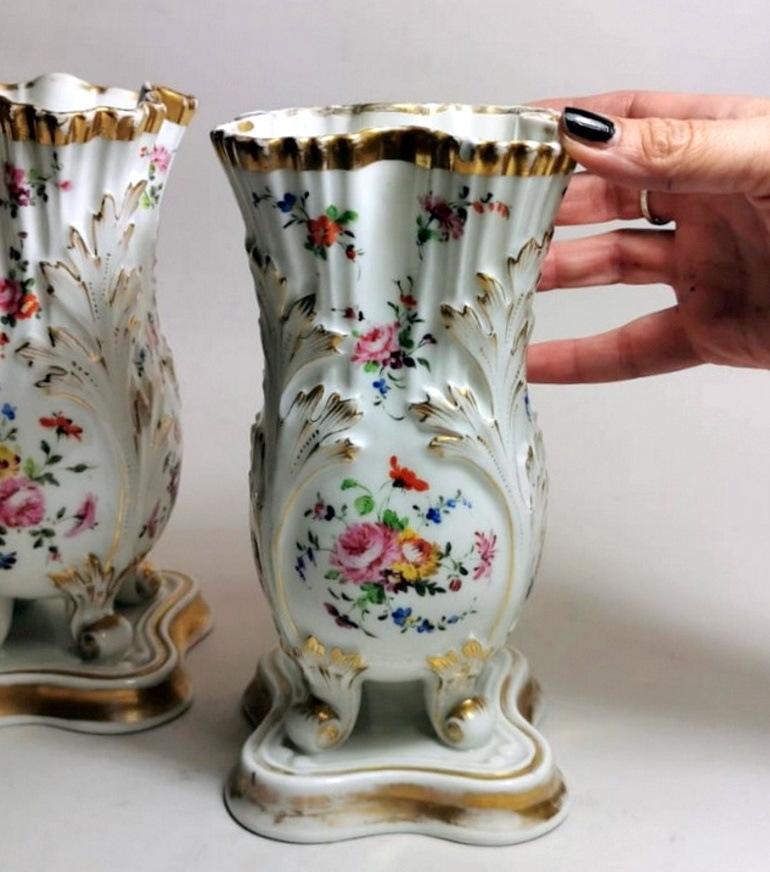 Porcelaine de Paris Style Napoléon III Paire de vases façonnés décorés à la main en vente 5