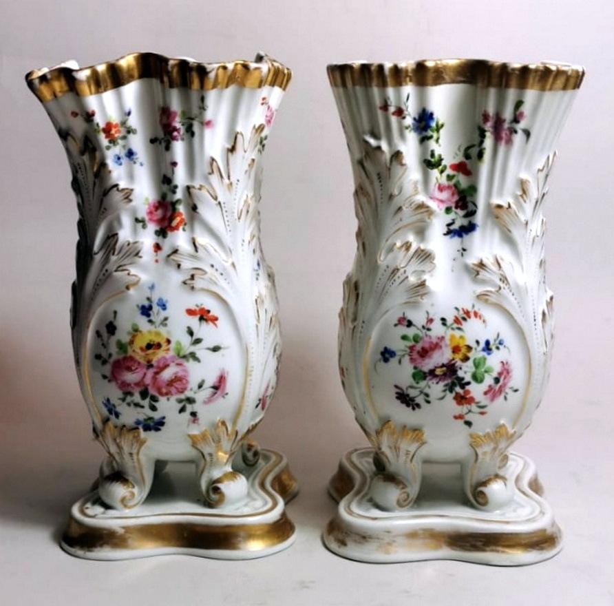 We kindly suggest you read the whole description, because with it we try to give you detailed technical and historical information to guarantee the authenticity of our objects.
Particular and refined pair of French vases in white porcelain; their