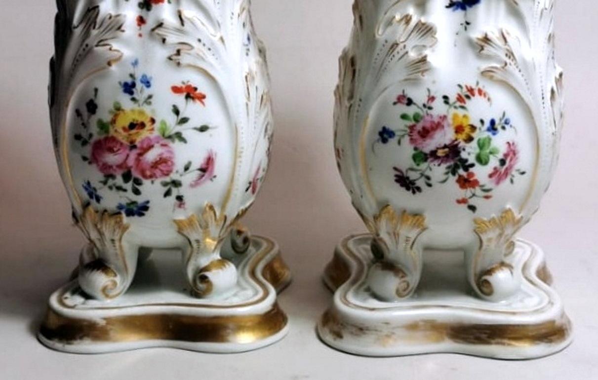 Français Porcelaine de Paris Style Napoléon III Paire de vases façonnés décorés à la main en vente