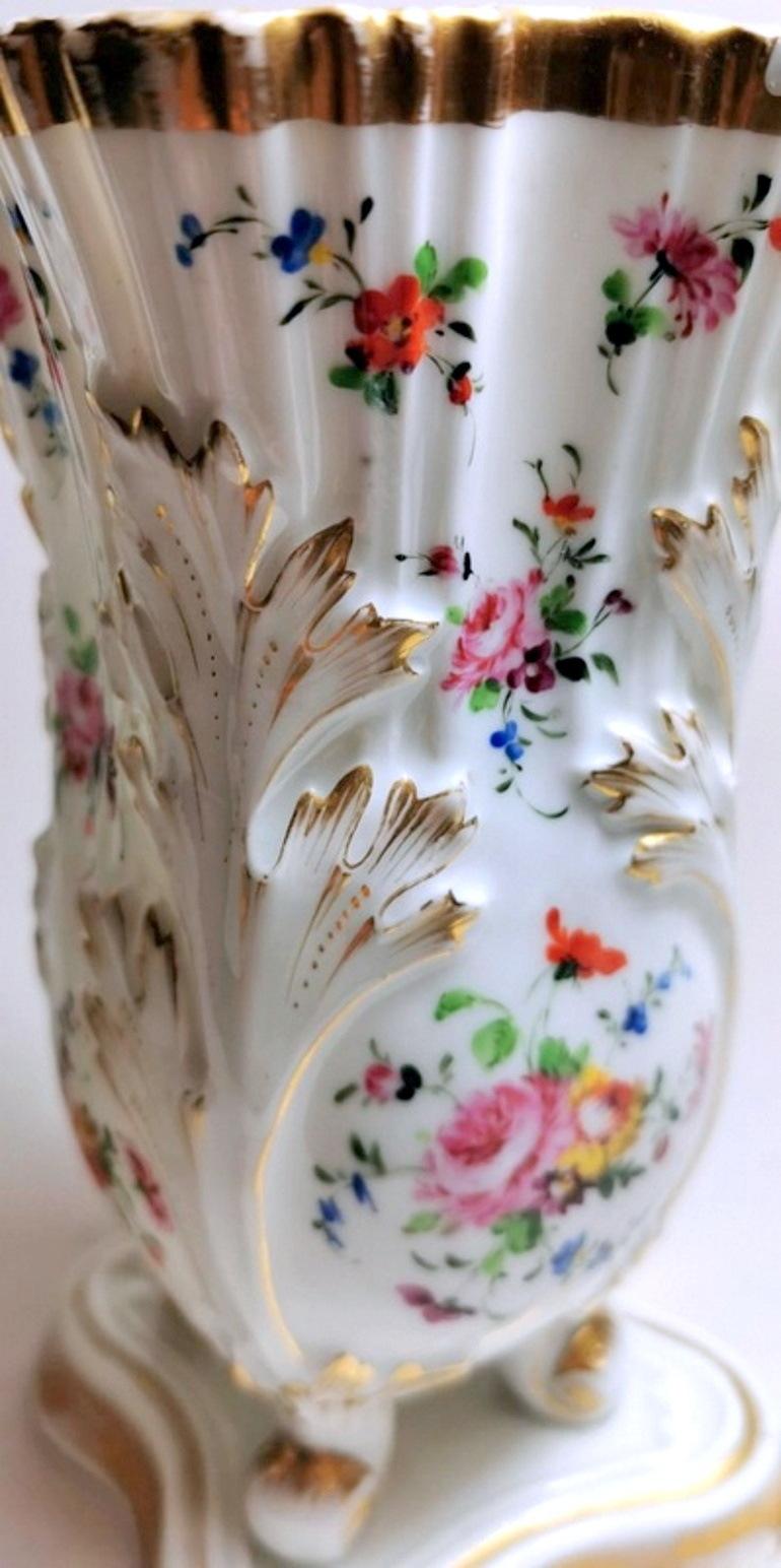 Porcelaine de Paris Style Napoléon III Paire de vases façonnés décorés à la main en vente 1