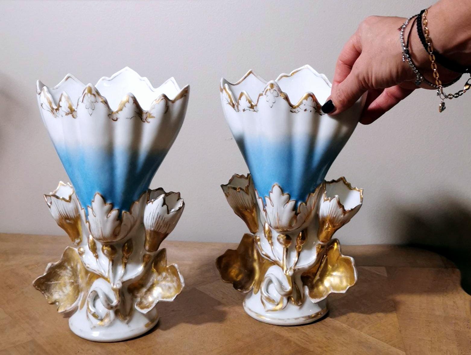 Paire de vases de mariage français en porcelaine de Paris pour église en vente 8