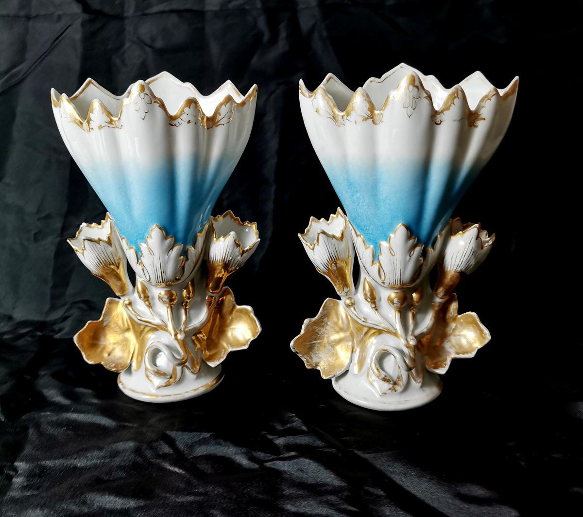 We kindly suggest you read the whole description, because with it we try to give you detailed technical and historical information to guarantee the authenticity of our objects.
Lovely and romantic French wedding vases in white porcelain; the upper