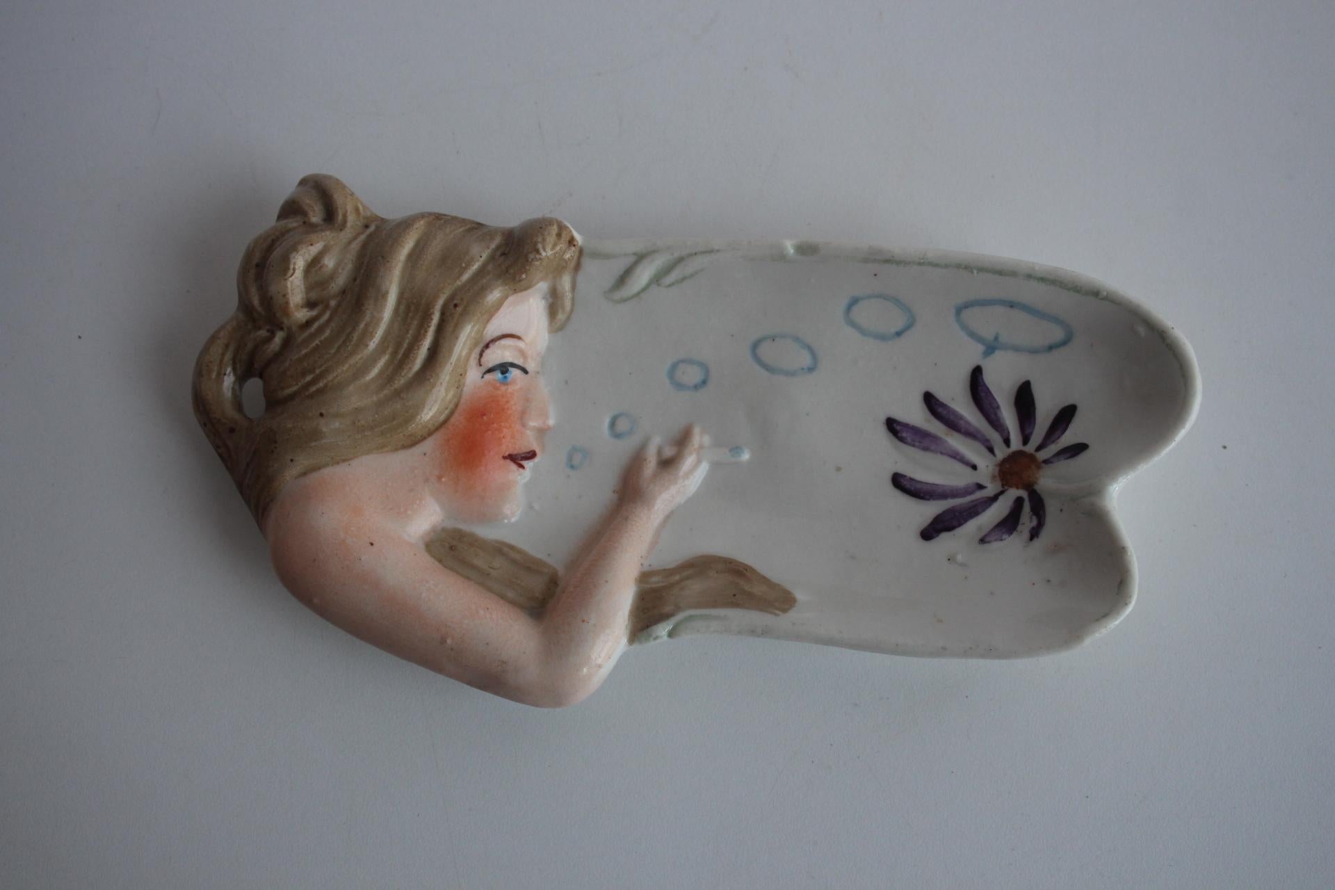 Motivo Art Nouveau,
Donna con una sigaretta, probabilmente un oggetto per fumare o una ciotola per riporre piccoli oggetti.
Prodotto in Cecoslovacchia
Buone condizioni originali