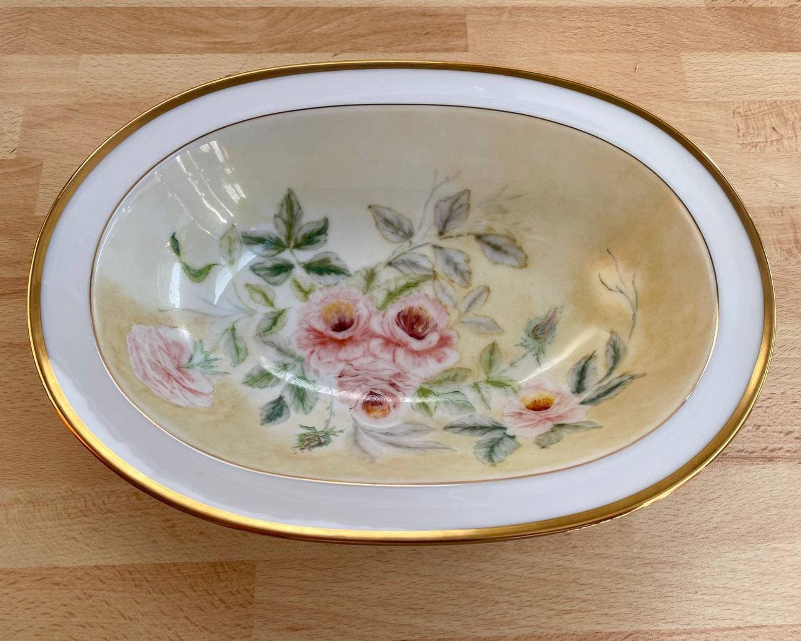 Beautiful deep dish with Roses. Vintage piece from porcelain masters of Ireland. 

 Colorful floral décor - charming flowers of pale pink ROSEs of magical beauty.
Harmonious color solution - the charm of colors is shaded by a contrasting