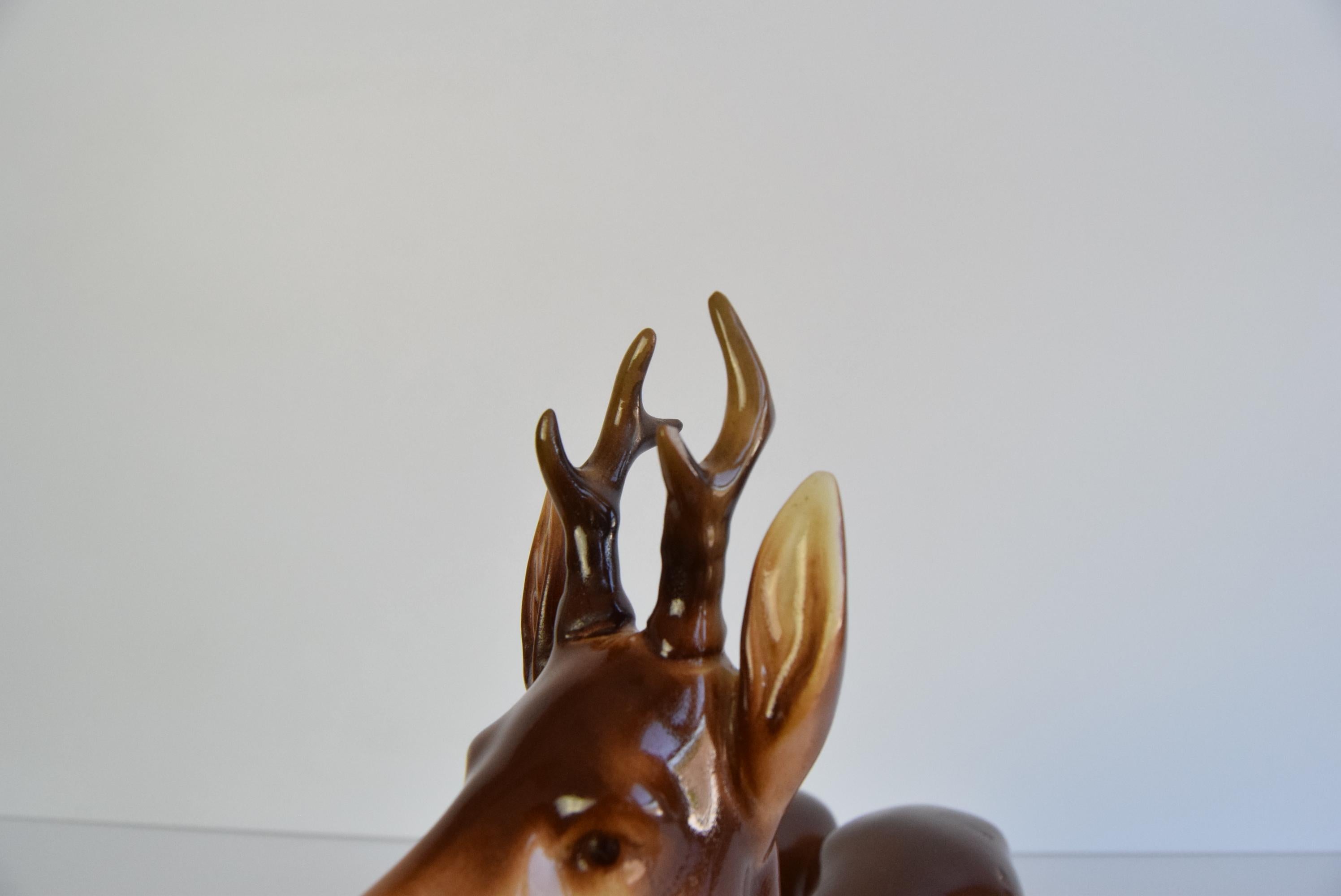 Sculpture en porcelaine représentant un cerf et une biche, réalisée par Royal Dux, vers les années 1950.  en vente 4