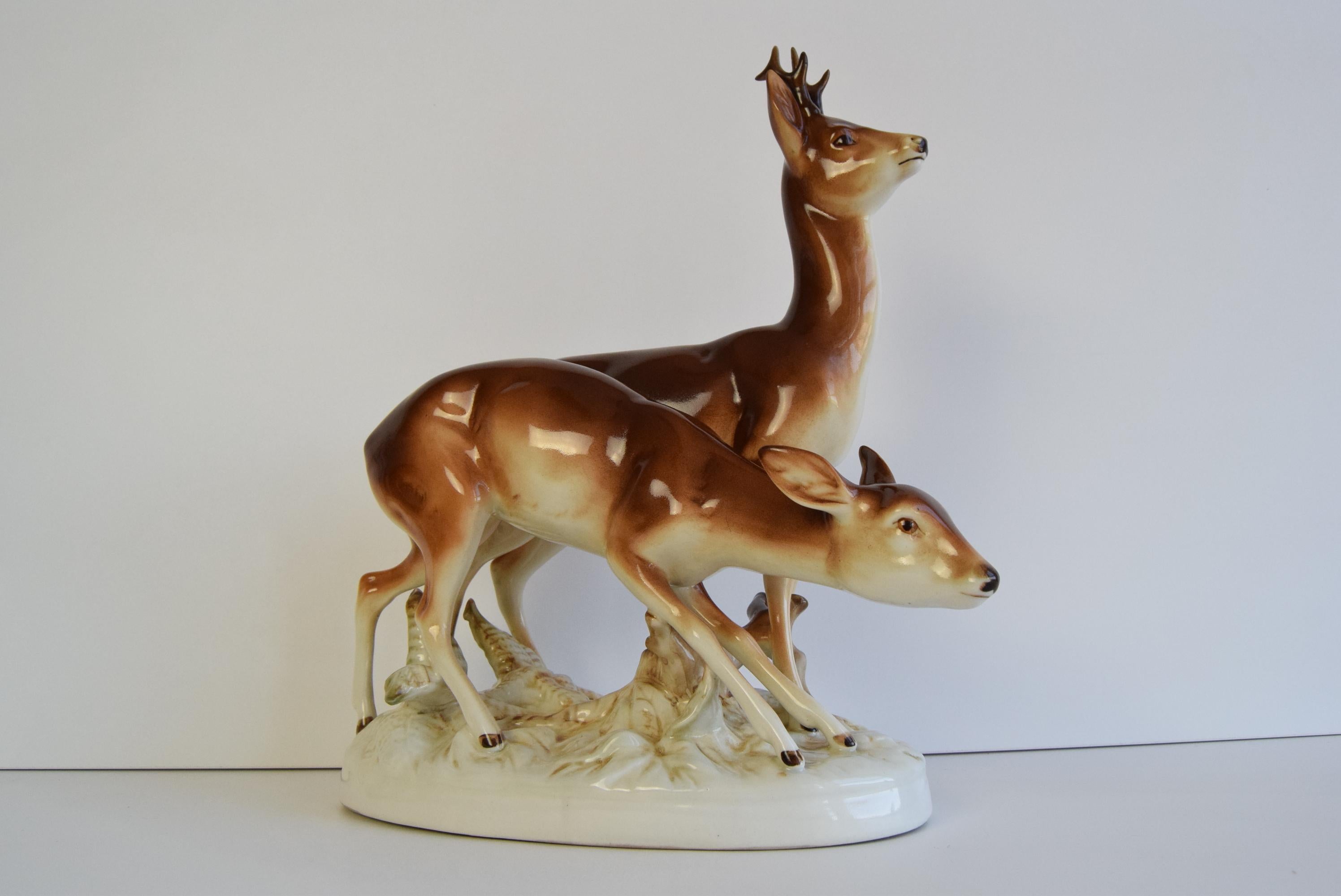 Mid-Century Modern Sculpture en porcelaine représentant un cerf et une biche, réalisée par Royal Dux, vers les années 1950.  en vente