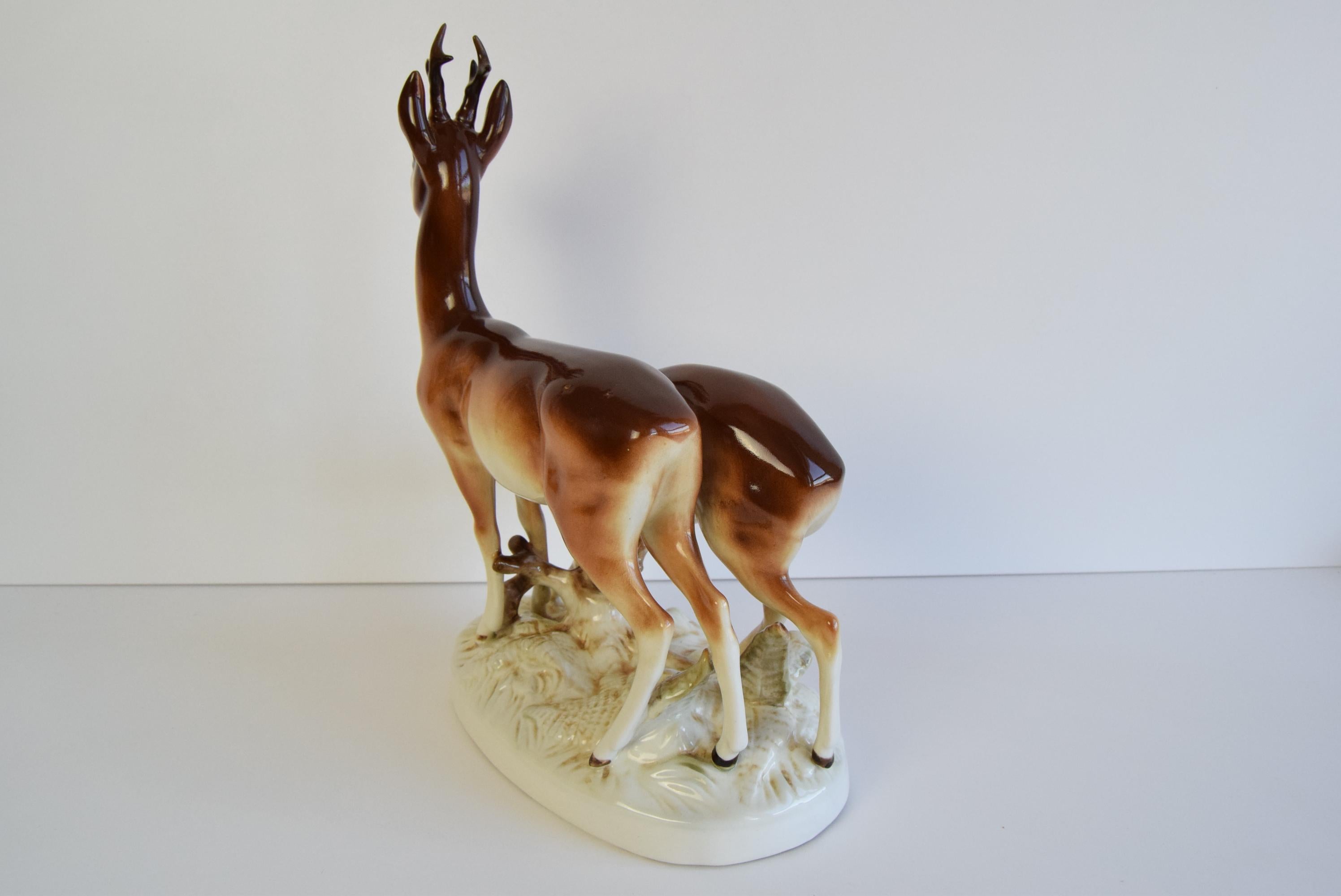 Skulptur aus Porzellan mit Hirsch und Reh von Royal Dux, ca. 1950er Jahre. im Angebot 1