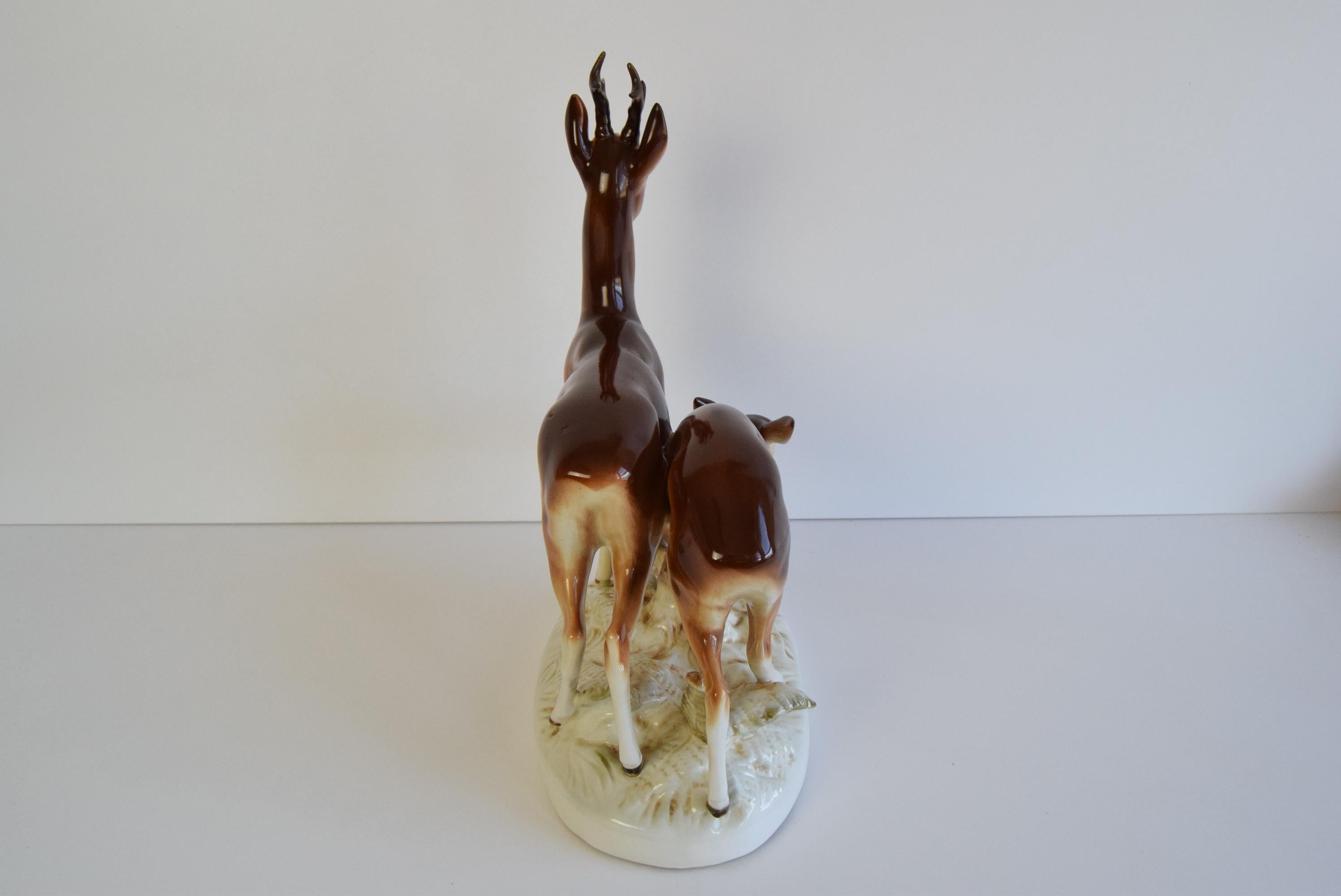 Skulptur aus Porzellan mit Hirsch und Reh von Royal Dux, ca. 1950er Jahre. im Angebot 2
