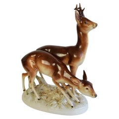 Sculpture en porcelaine représentant un cerf et une biche, réalisée par Royal Dux, vers les années 1950. 