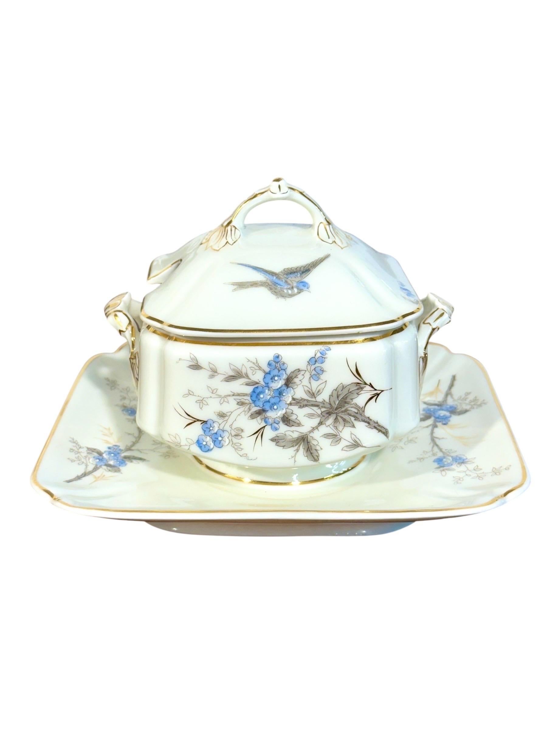 Service de table en porcelaine de 43 pièces à motifs de fleurs et d'oiseaux bleus en vente 3