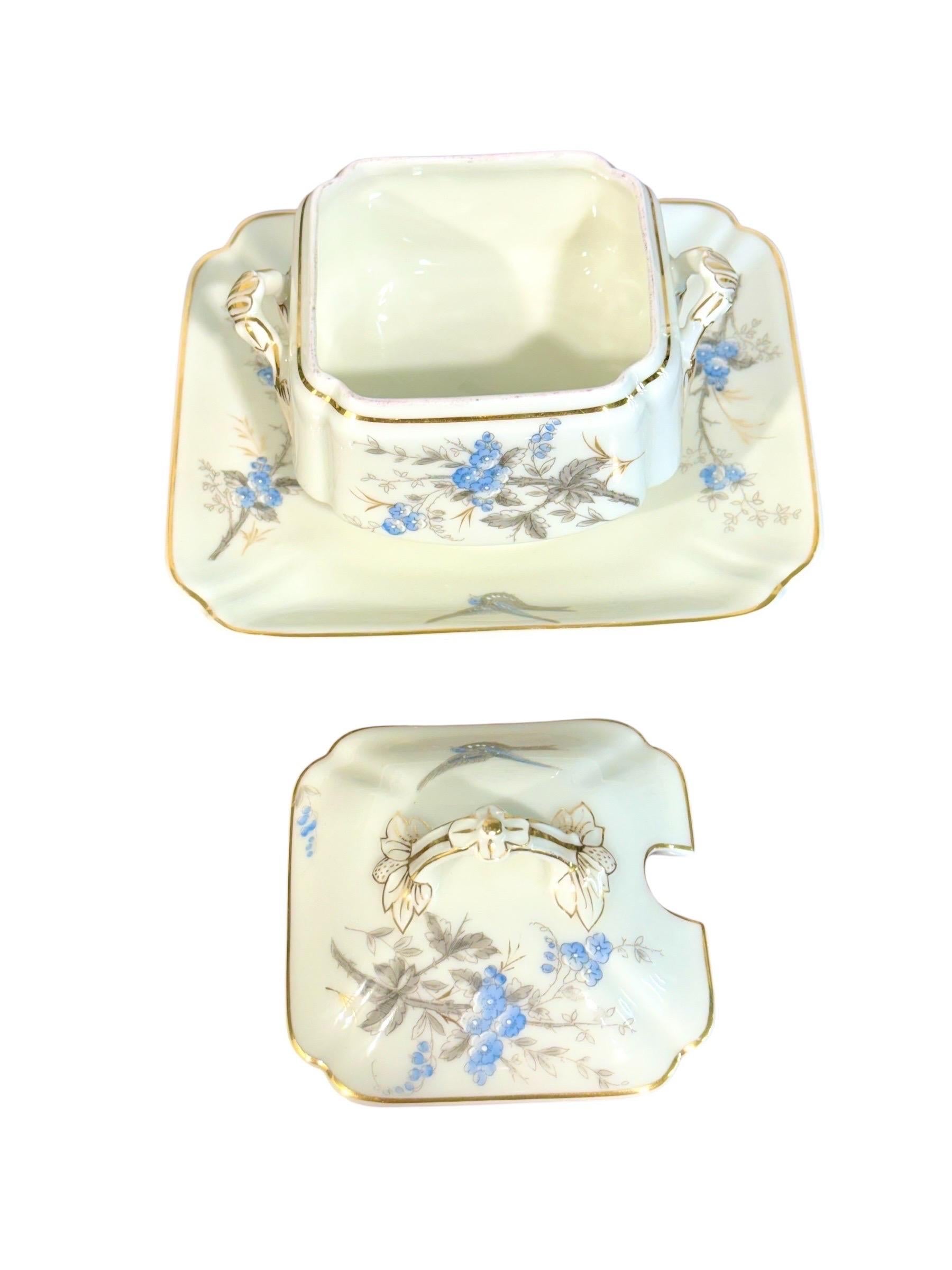 Service de table en porcelaine de 43 pièces à motifs de fleurs et d'oiseaux bleus en vente 4