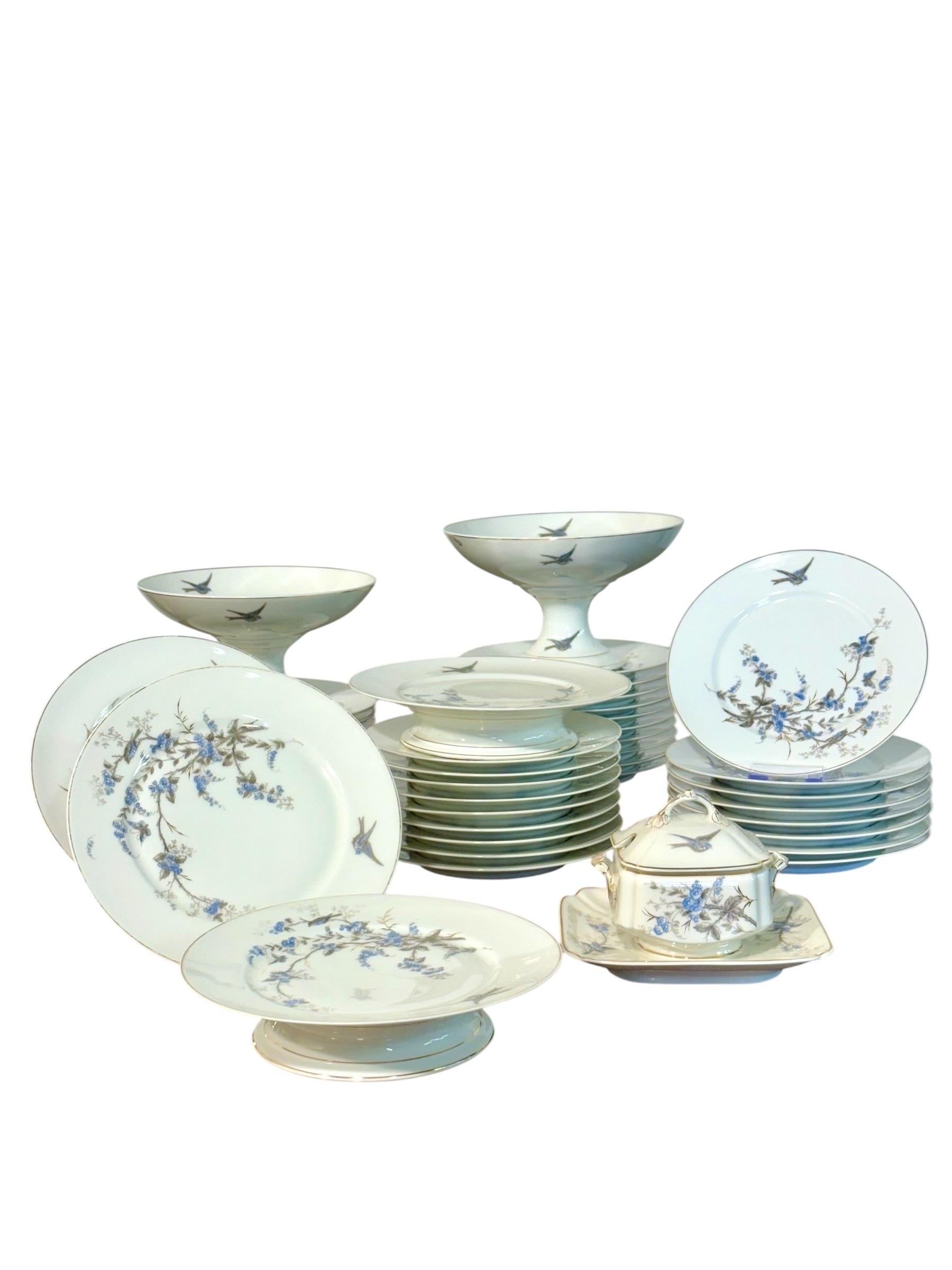 Service de table en porcelaine de 43 pièces à motifs de fleurs et d'oiseaux bleus en vente 5