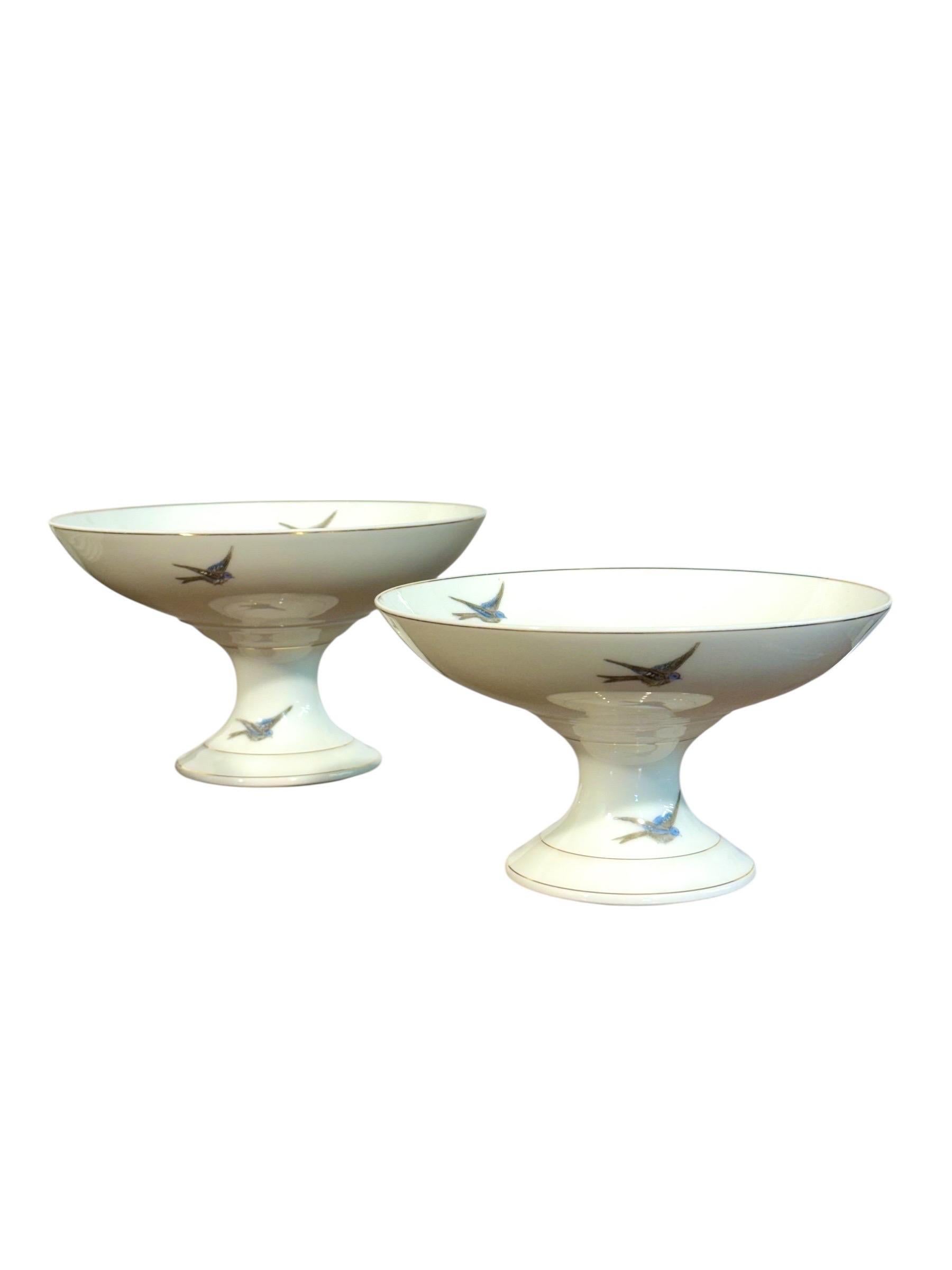 Service de table en porcelaine de 43 pièces à motifs de fleurs et d'oiseaux bleus en vente 6