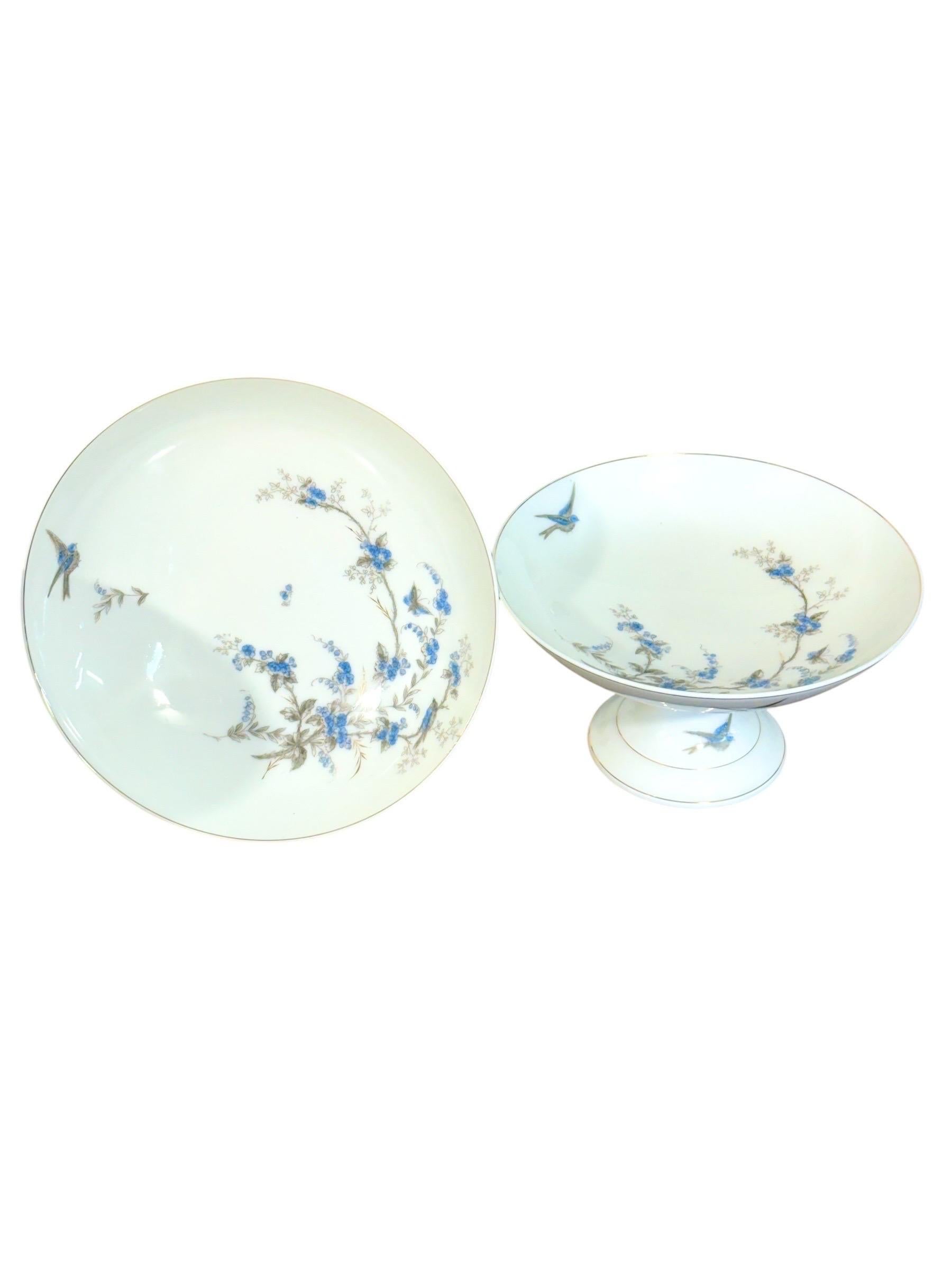 Service de table en porcelaine de 43 pièces à motifs de fleurs et d'oiseaux bleus en vente 8