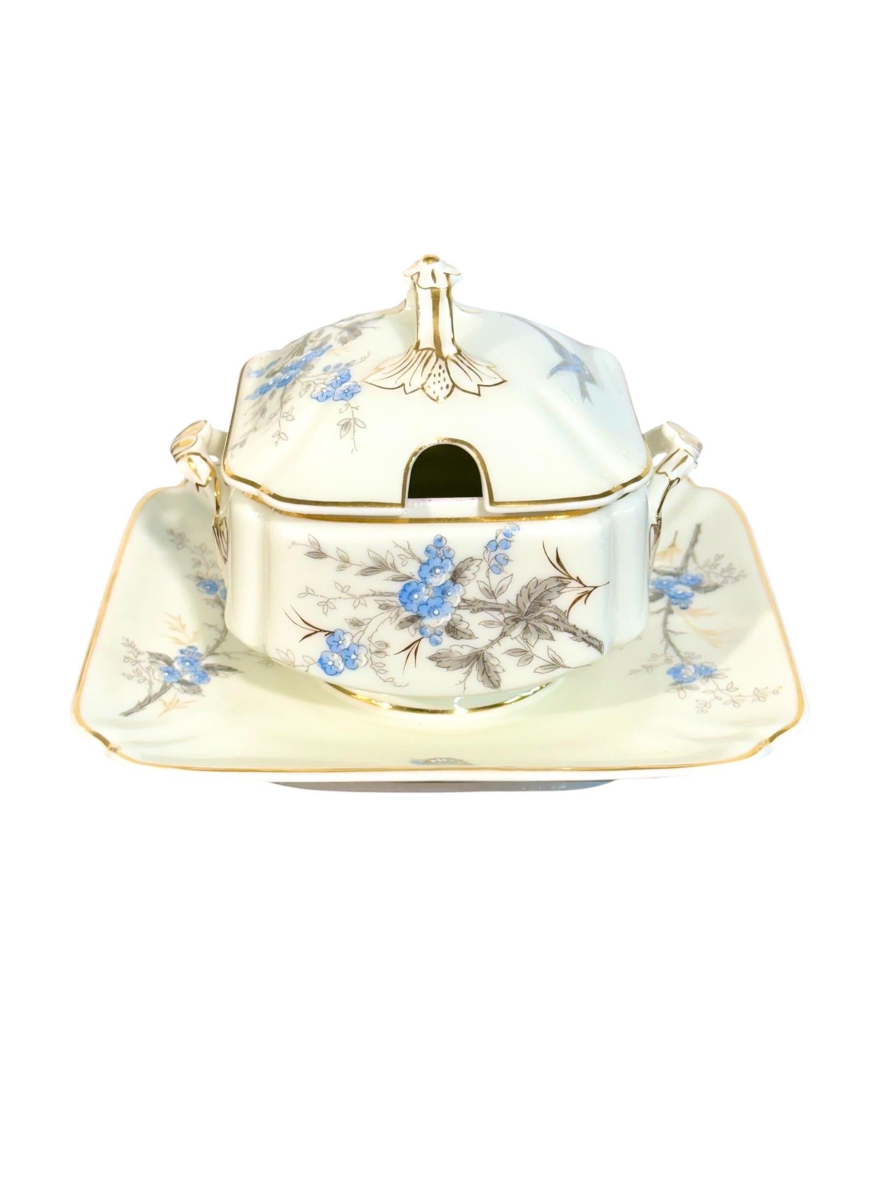 Service de table en porcelaine de 43 pièces à motifs de fleurs et d'oiseaux bleus en vente 9