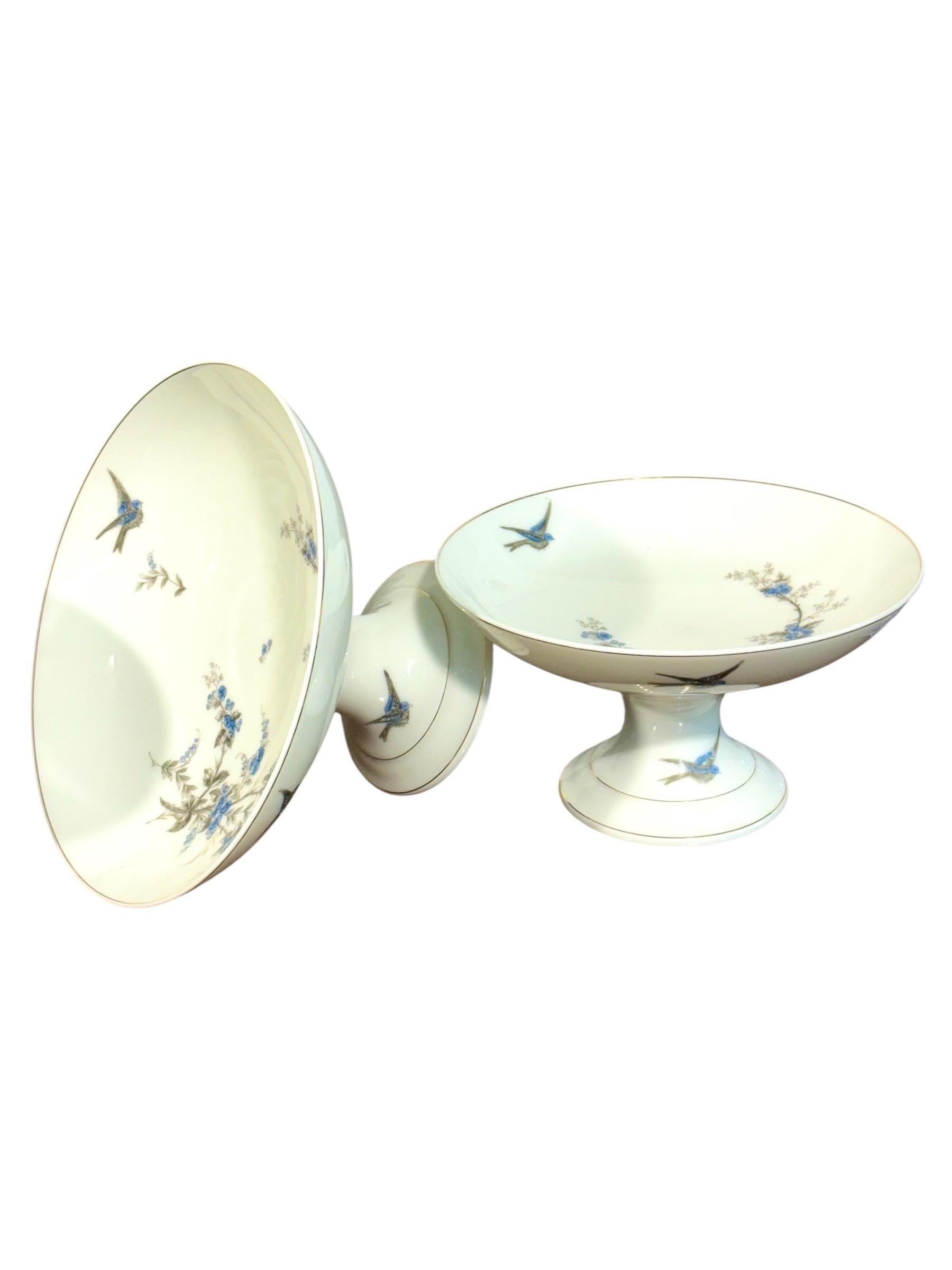 Service de table en porcelaine de 43 pièces à motifs de fleurs et d'oiseaux bleus en vente 10