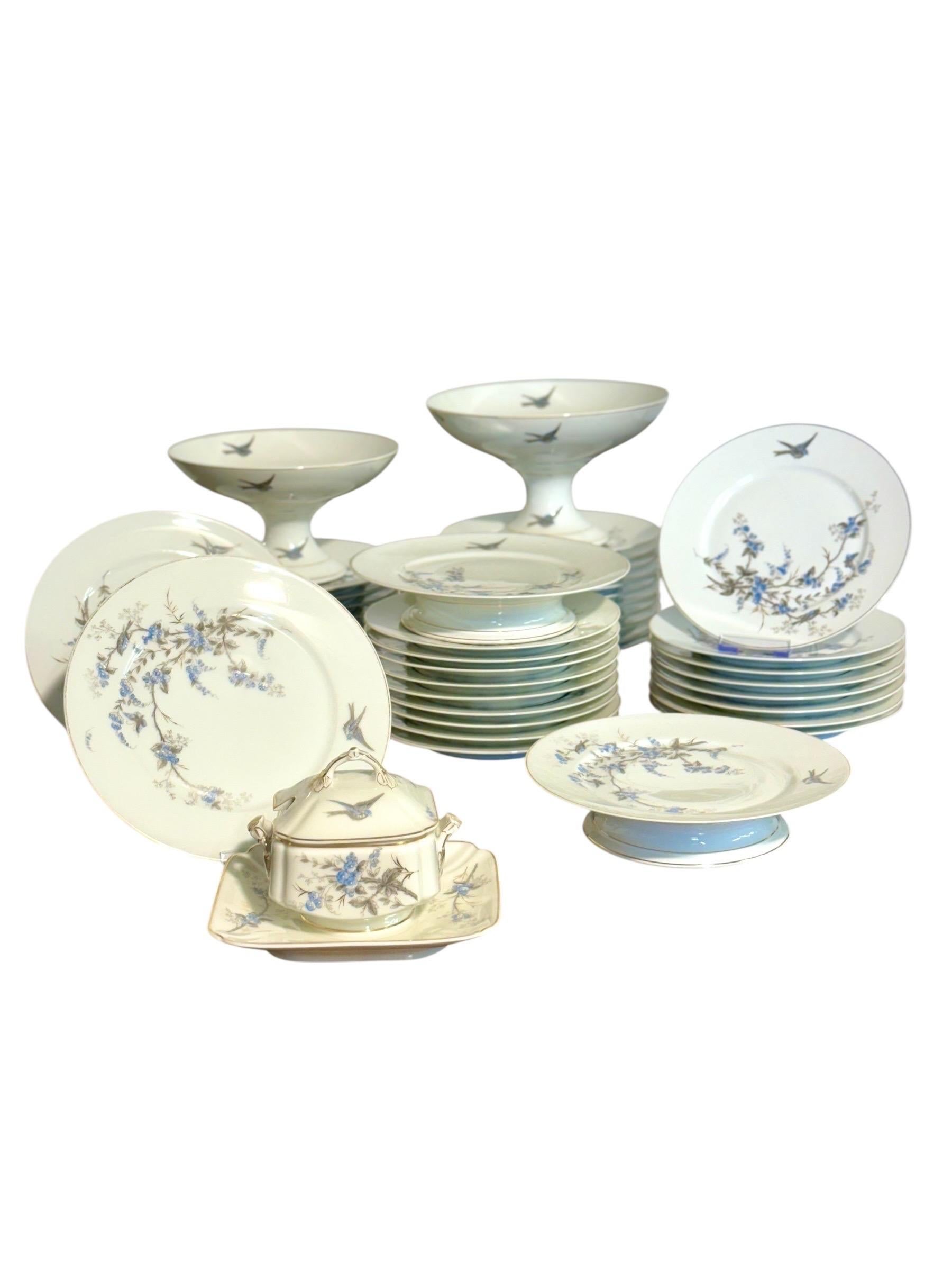 Service de table en porcelaine de 43 pièces à motifs de fleurs et d'oiseaux bleus en vente 11
