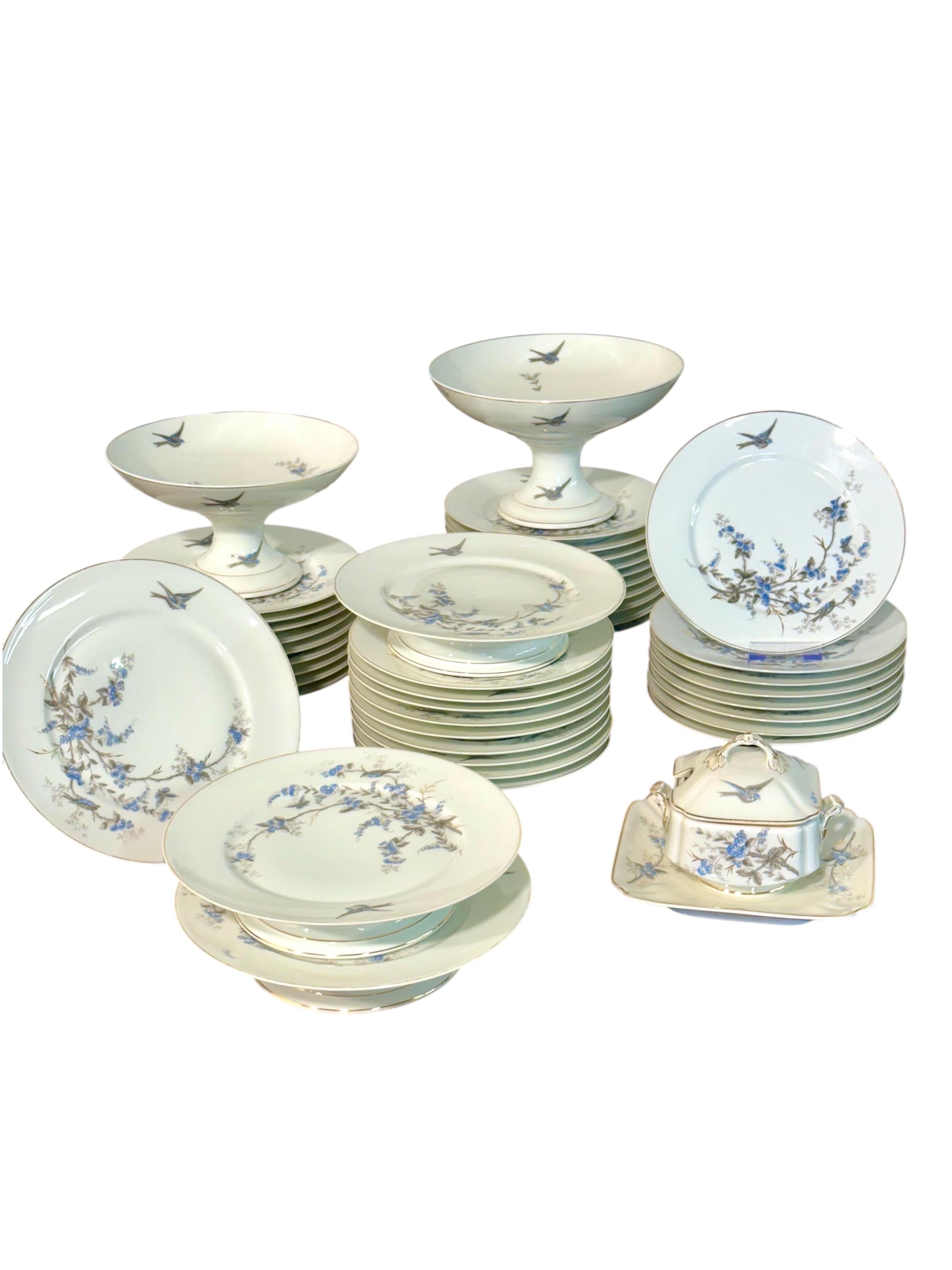 Français Service de table en porcelaine de 43 pièces à motifs de fleurs et d'oiseaux bleus en vente