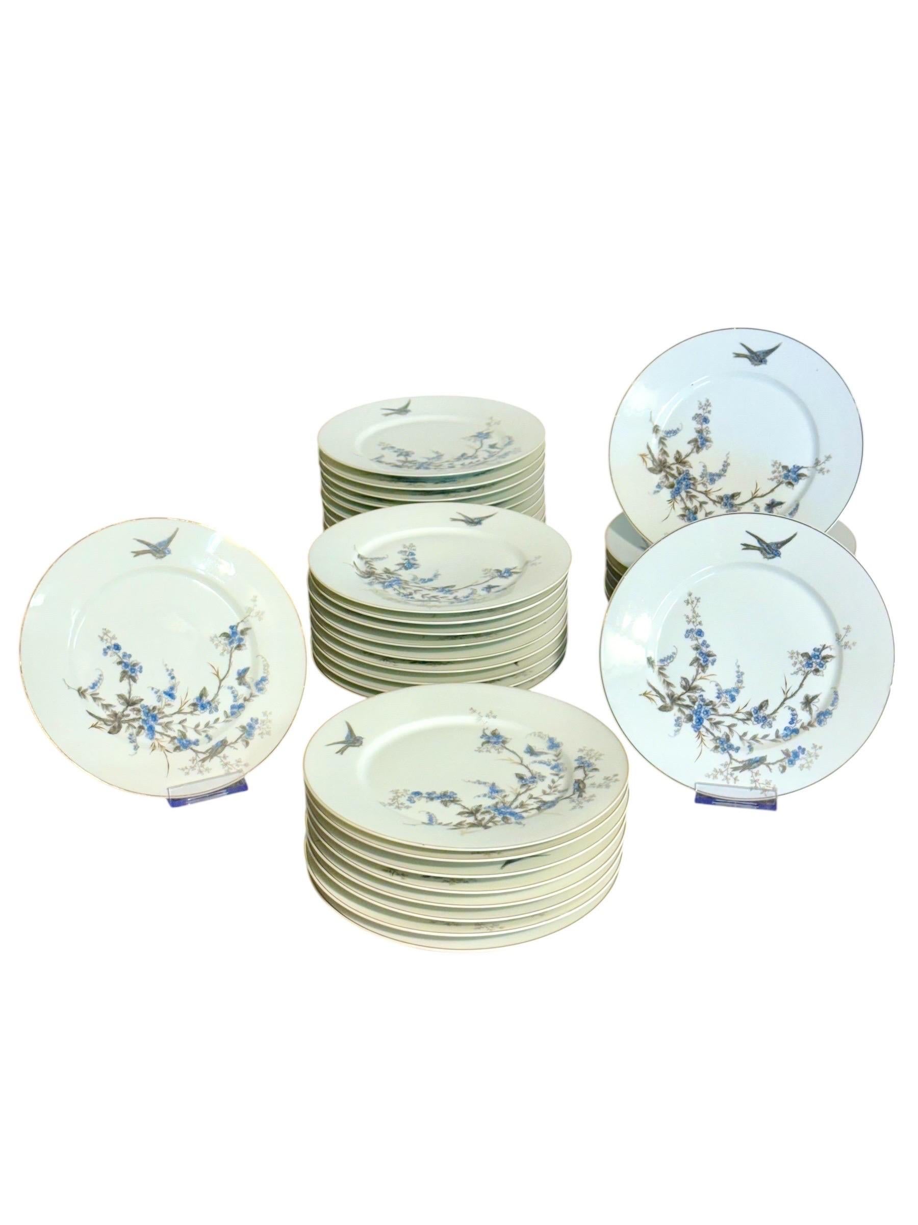Peint à la main Service de table en porcelaine de 43 pièces à motifs de fleurs et d'oiseaux bleus en vente