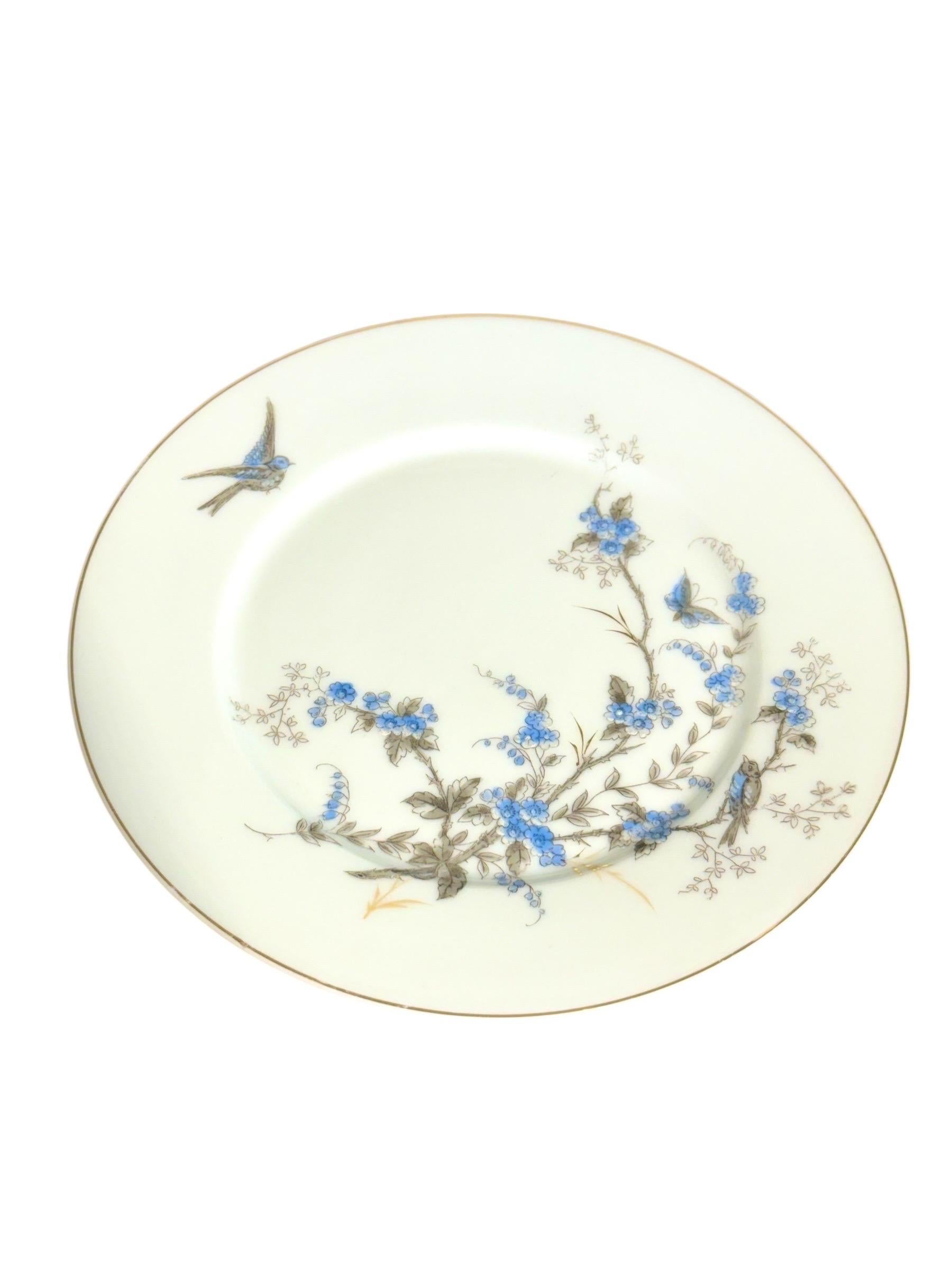 Service de table en porcelaine de 43 pièces à motifs de fleurs et d'oiseaux bleus Bon état - En vente à LA CIOTAT, FR