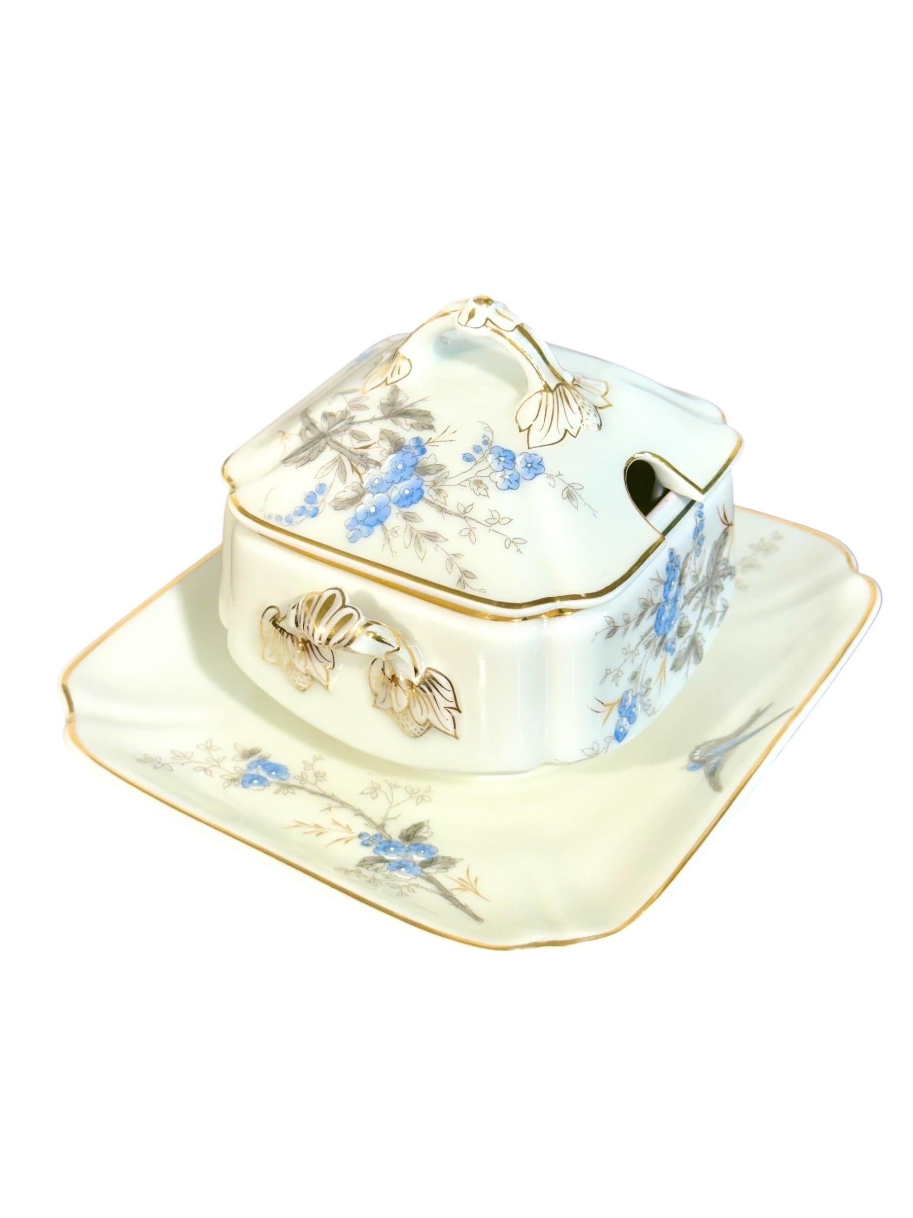 Service de table en porcelaine de 43 pièces à motifs de fleurs et d'oiseaux bleus en vente 2