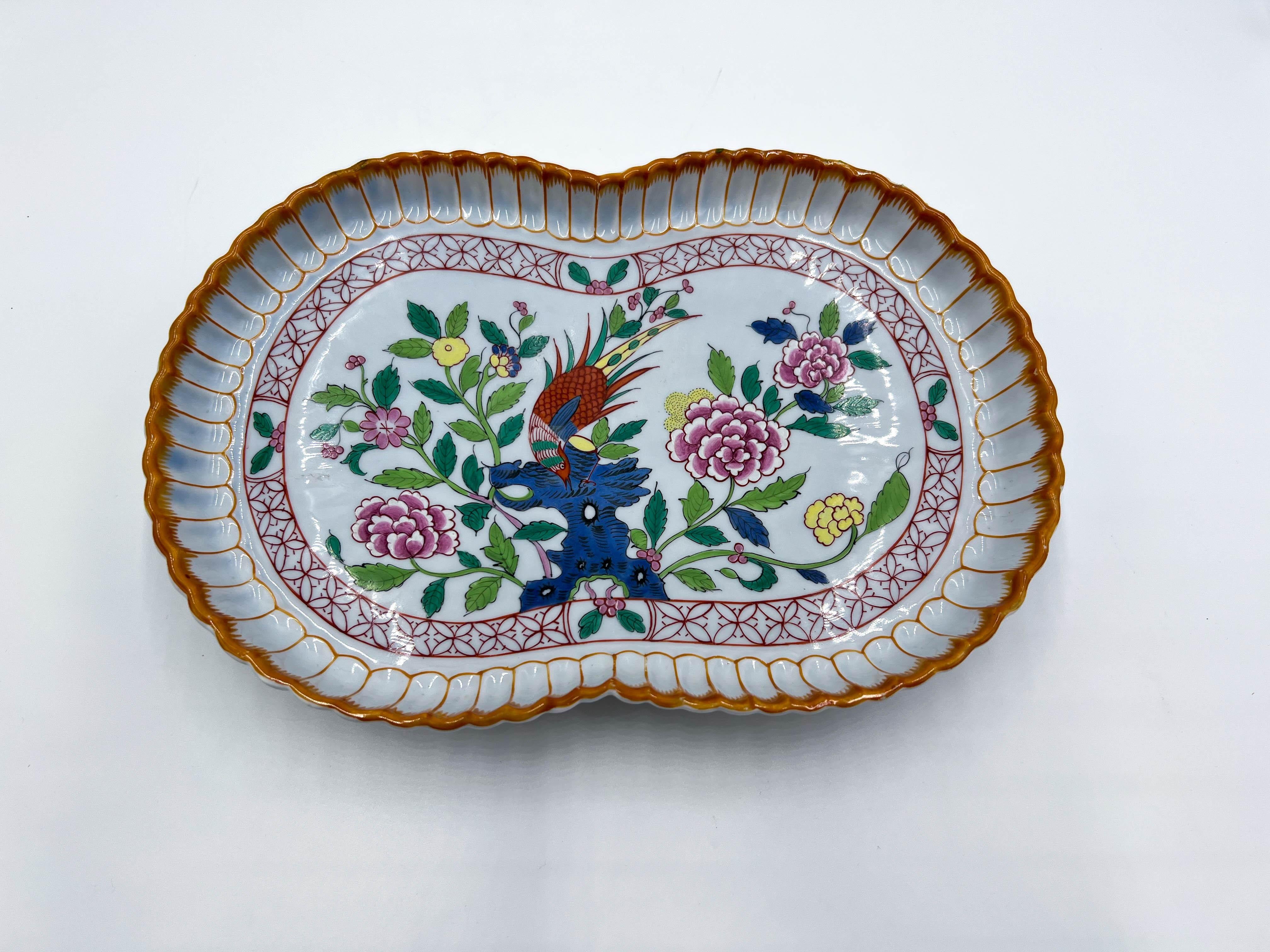  Herend-Porzellan ist bekannt für seine exquisite Handwerkskunst und seine komplizierten Designs. Dieses Stück sticht jedoch selbst unter den bemerkenswerten Kreationen der Marke hervor.

Die leuchtenden Farben und das Blumen- und Fasanenmuster
