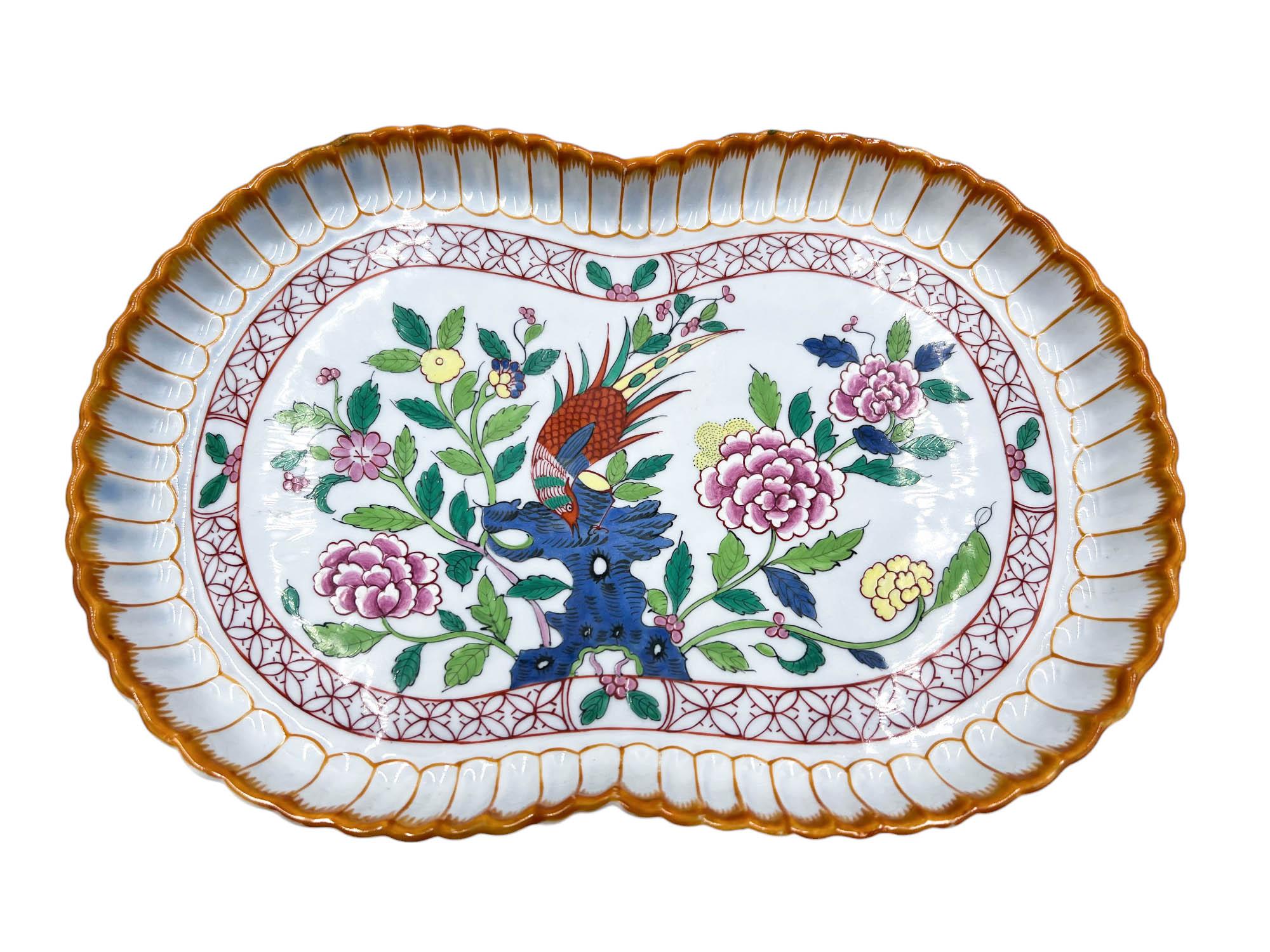  La porcelana de Herend es famosa por su exquisita artesanía y sus intrincados diseños. Sin embargo, esta pieza destaca incluso entre las notables creaciones de la marca.

Los colores vibrantes y el diseño floral y de faisán crean una composición