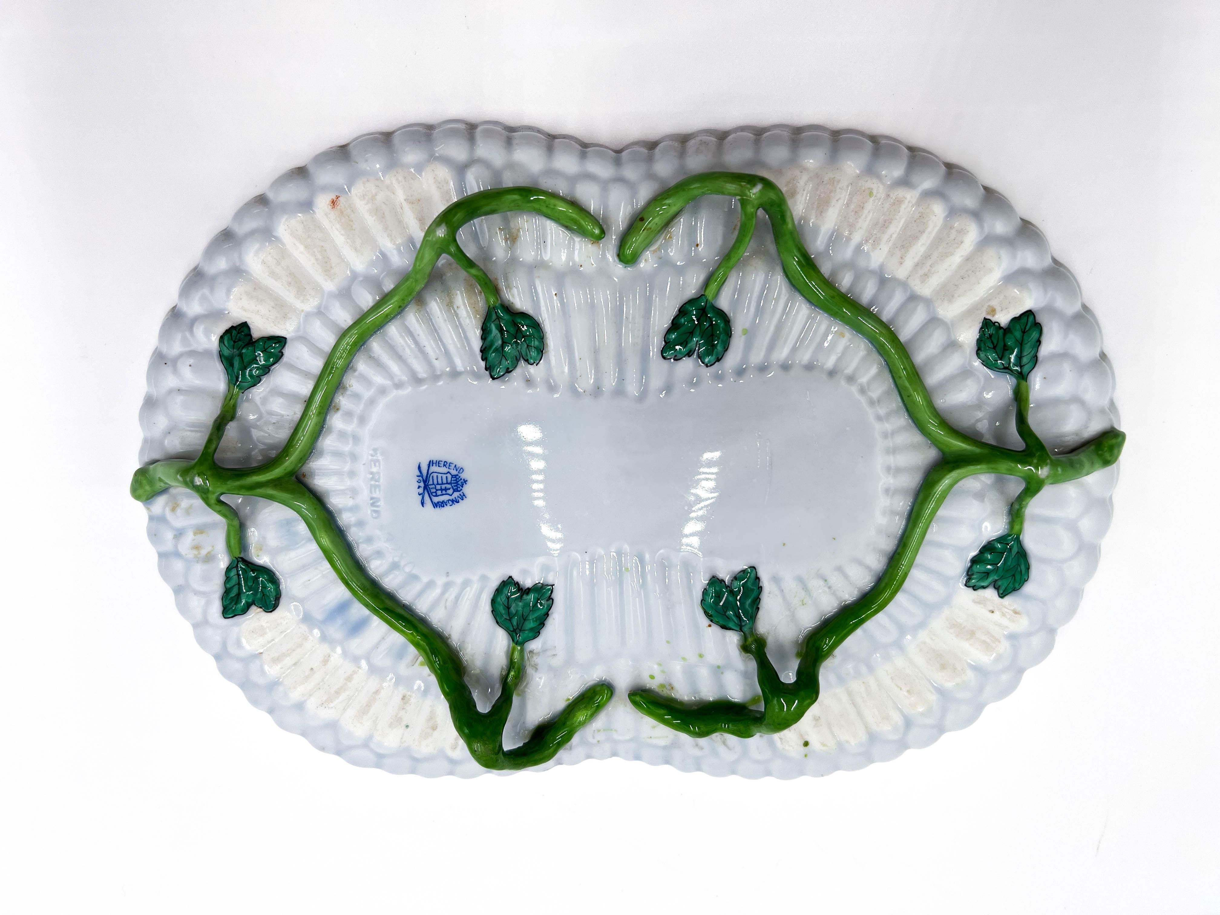 Milieu du XXe siècle Plat en porcelaine par Herend, Hongrie - Pièce très rare en vente