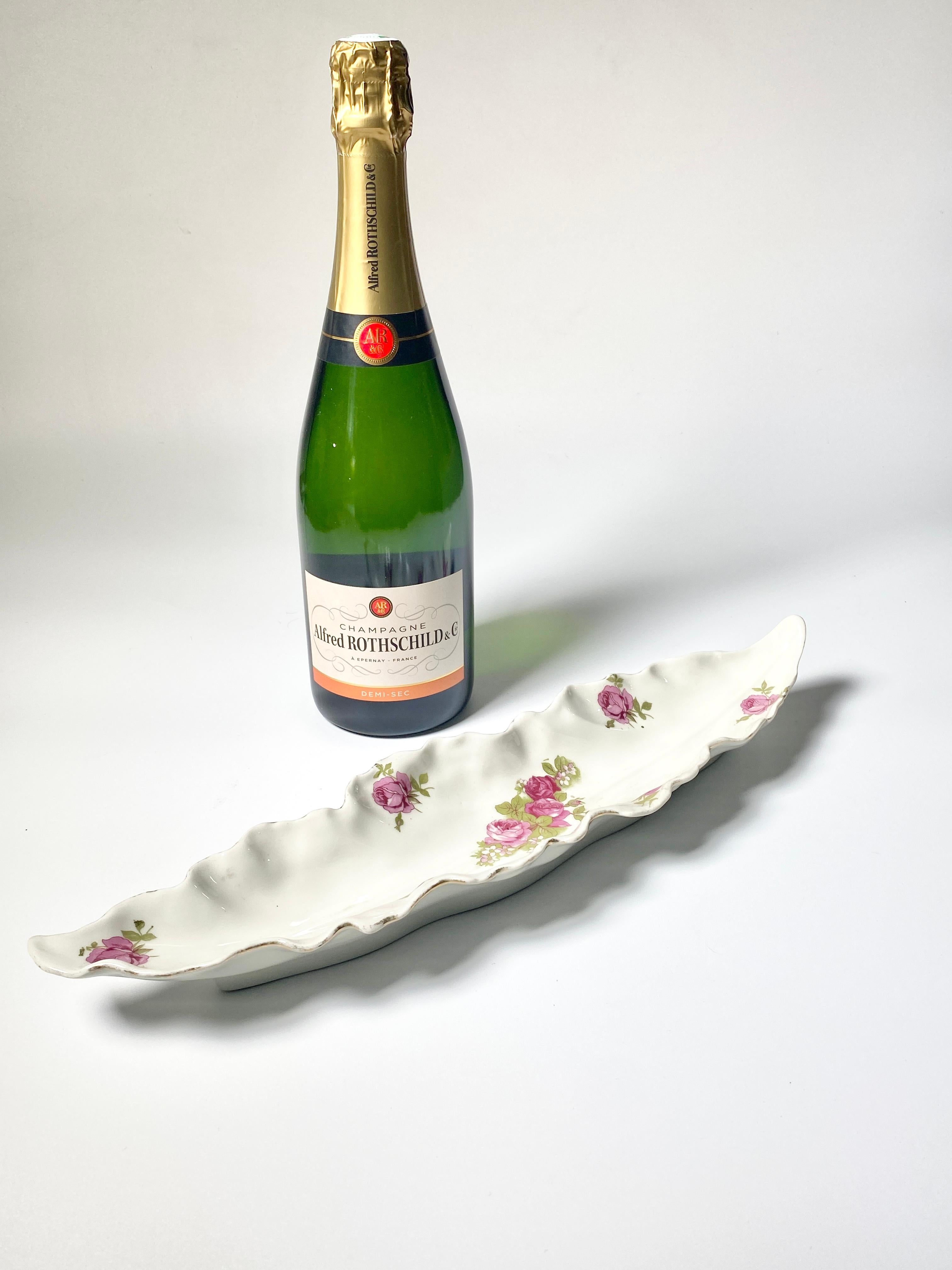 Cette porcelaine est un plat, qui a été fabriqué en France, vers 1970.
Le motif décoratif est constitué de roses, et la couleur est blanche et rose.