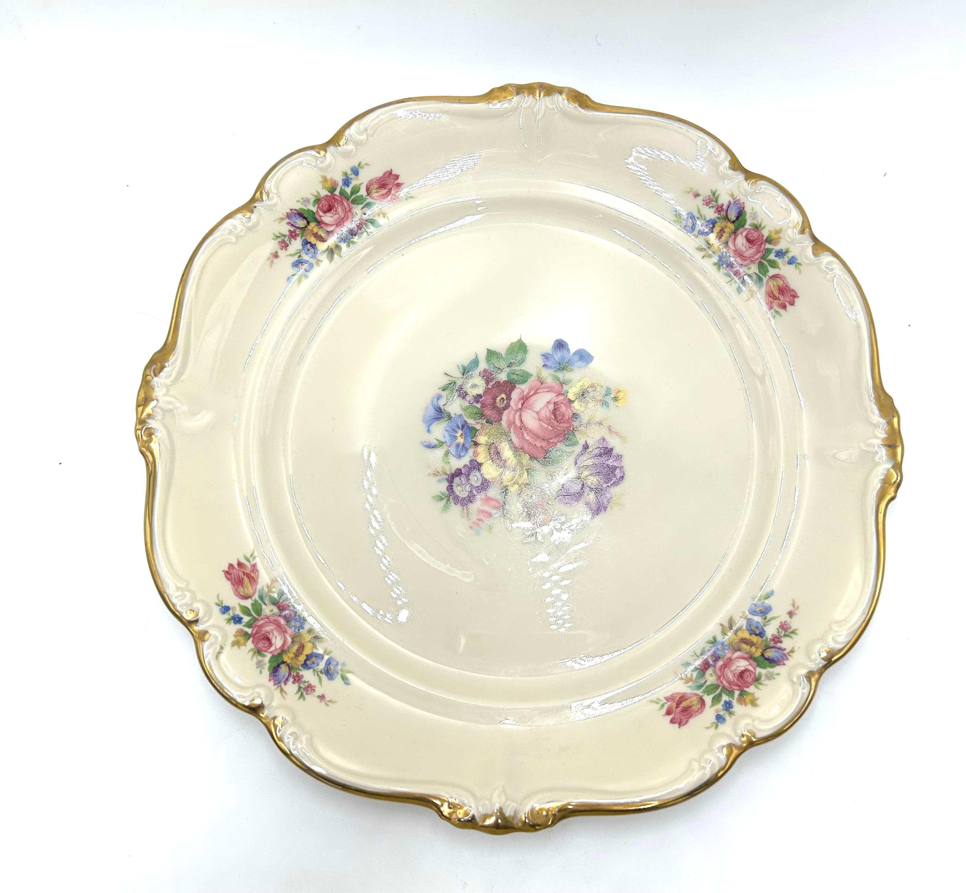Porcelain plate, a product of the Pompadour series of the valued German manufacturer Rosenthal.
Porcelain in ecru color, decorated with gilding and a motif of floral bouquets
Signed with the mark of the manufacturer from 1944. Very good condition,