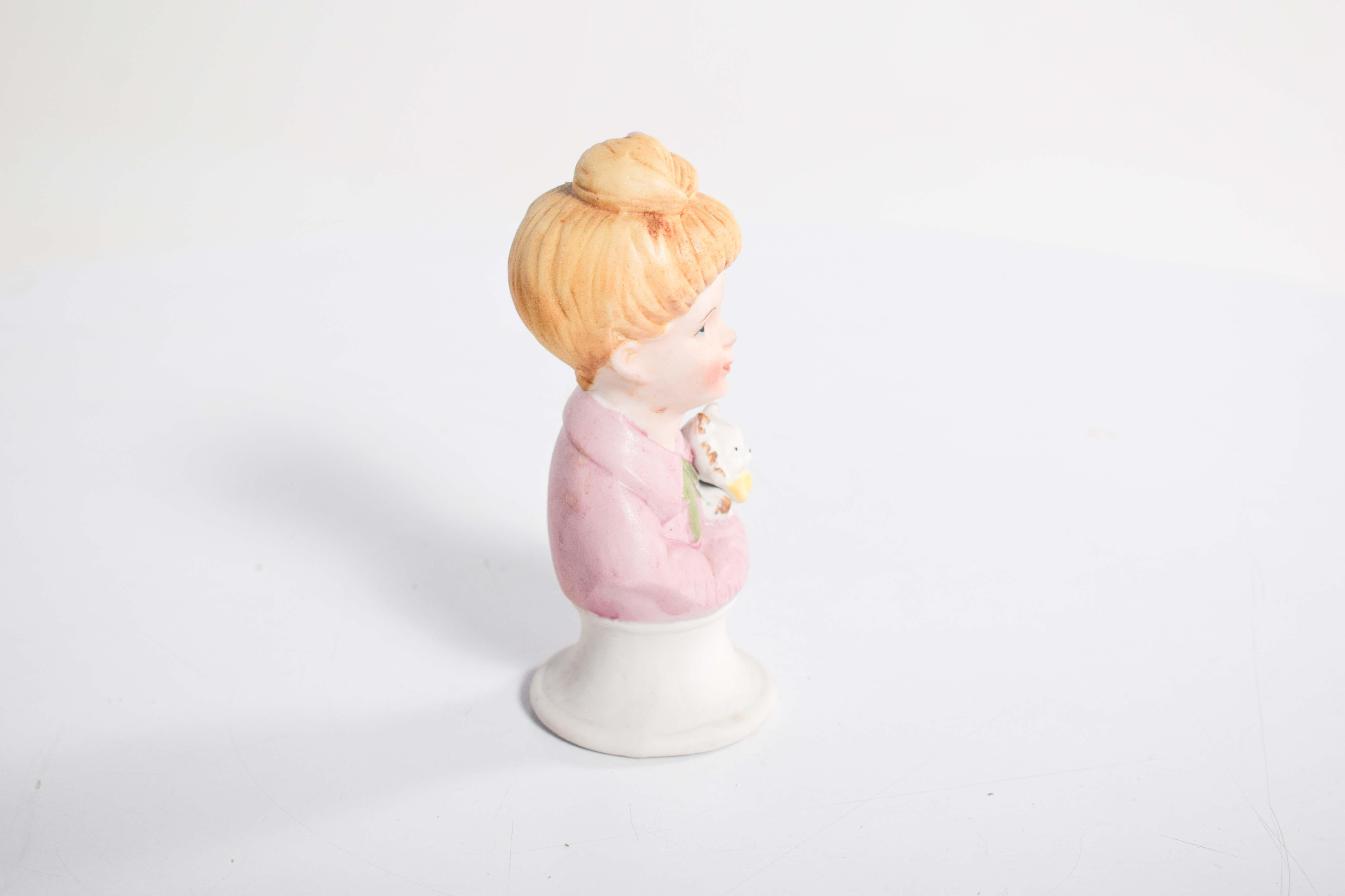 Porzellanpuppe, Japan, mit einer Katze auf ihrem Lappen (Moderne der Mitte des Jahrhunderts) im Angebot