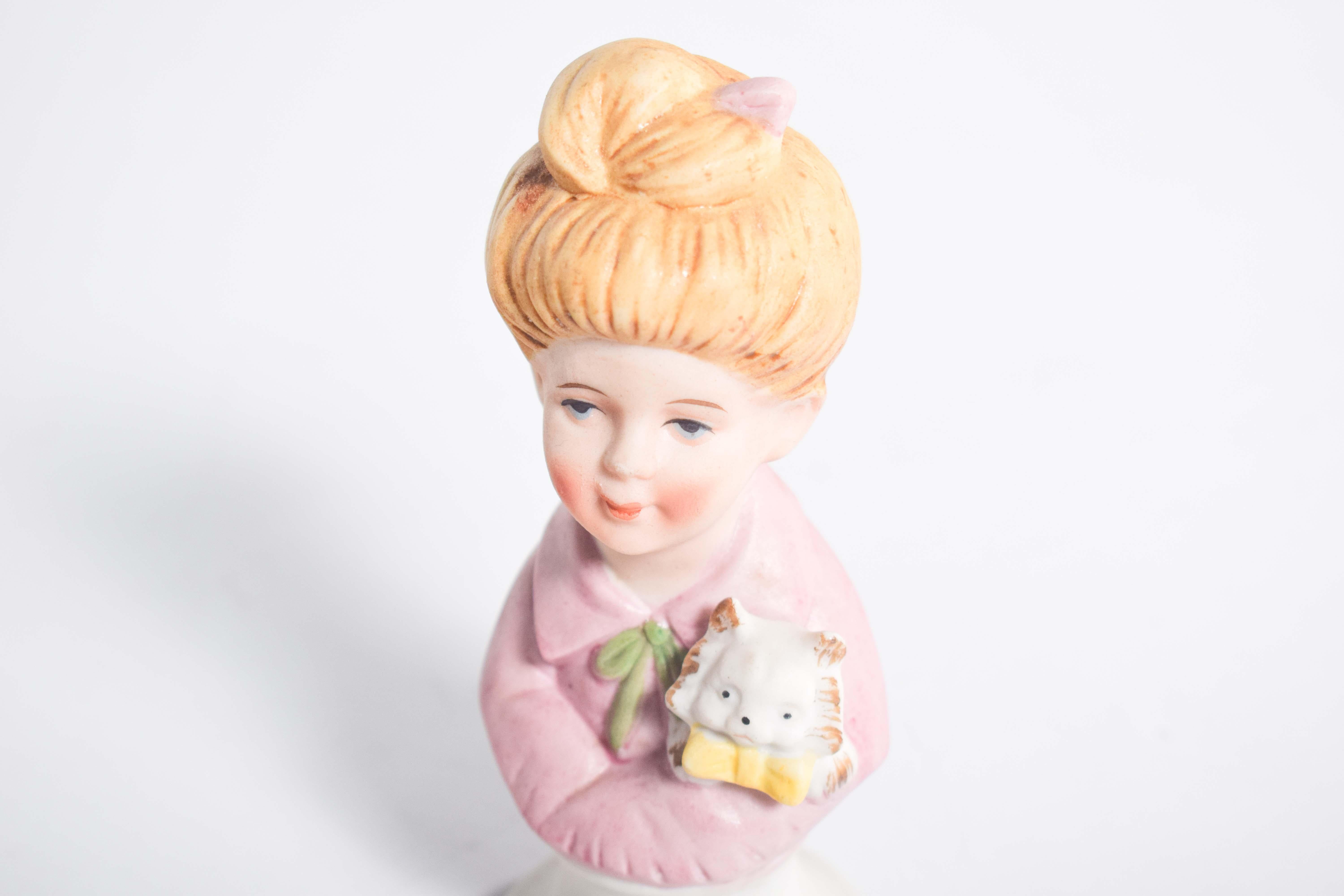 Porzellanpuppe, Japan, mit einer Katze auf ihrem Lappen (Japanisch) im Angebot