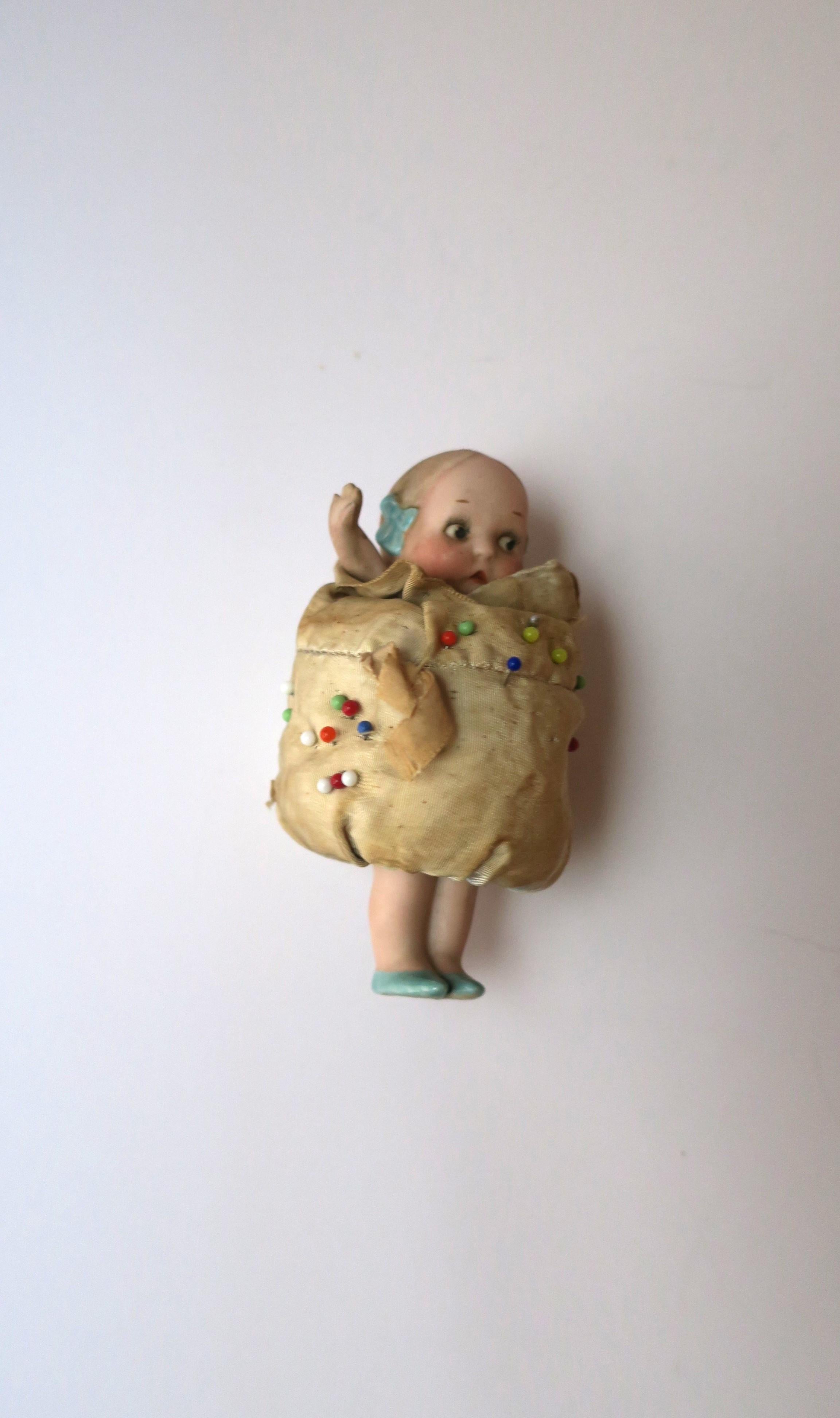 Coussin à épingles pour poupée en porcelaine  en vente 8