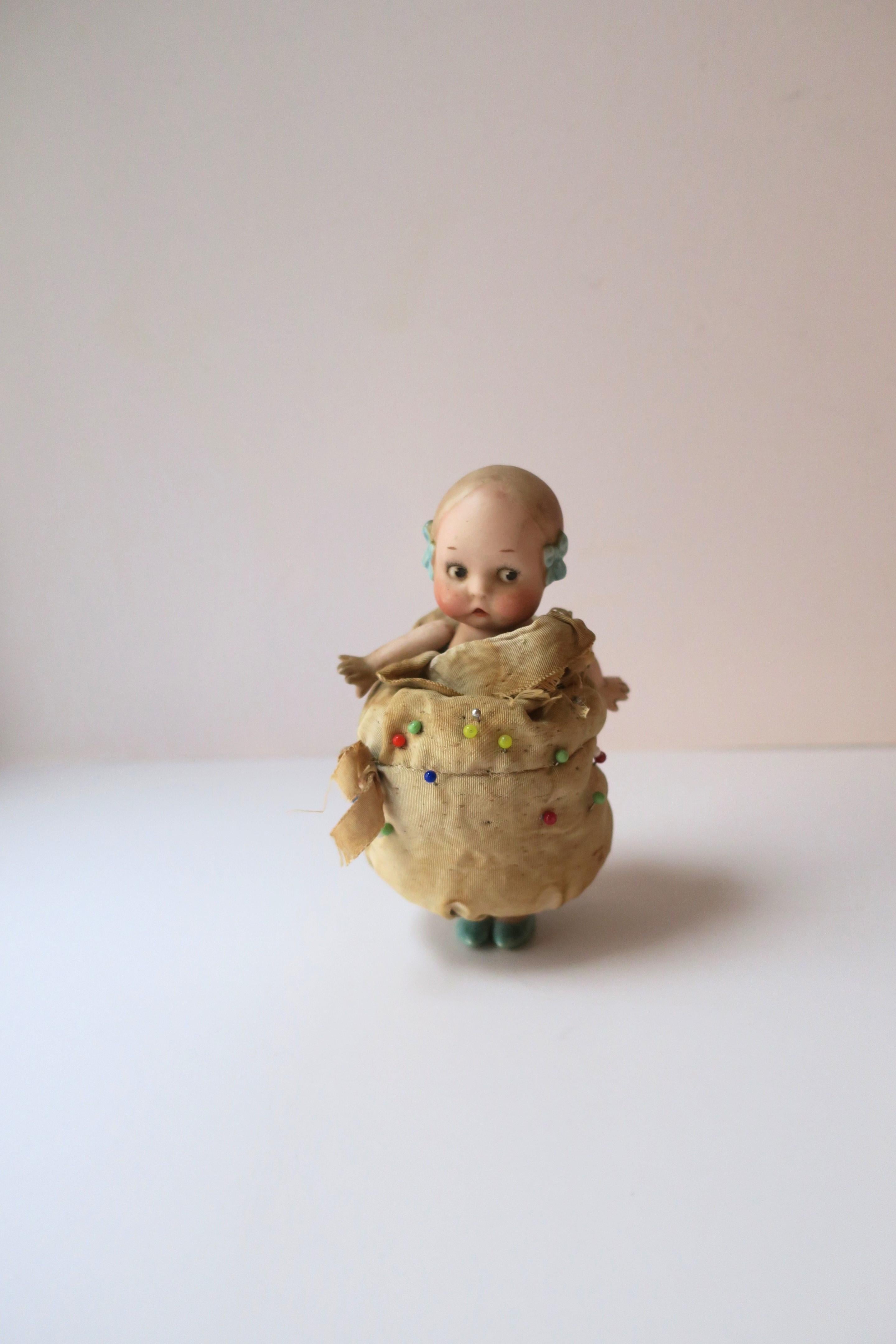 Coussin à épingles pour poupée en porcelaine  État moyen - En vente à New York, NY