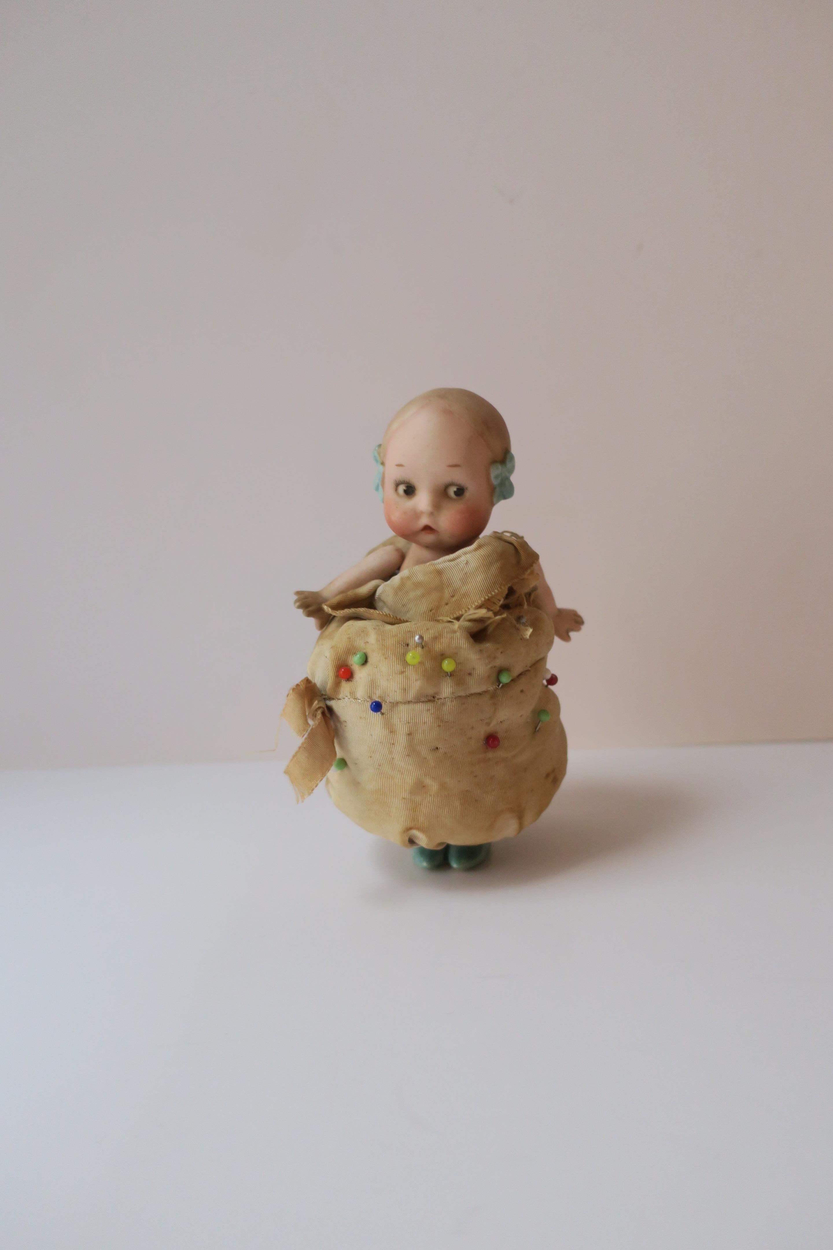 Porcelaine Coussin à épingles pour poupée en porcelaine  en vente