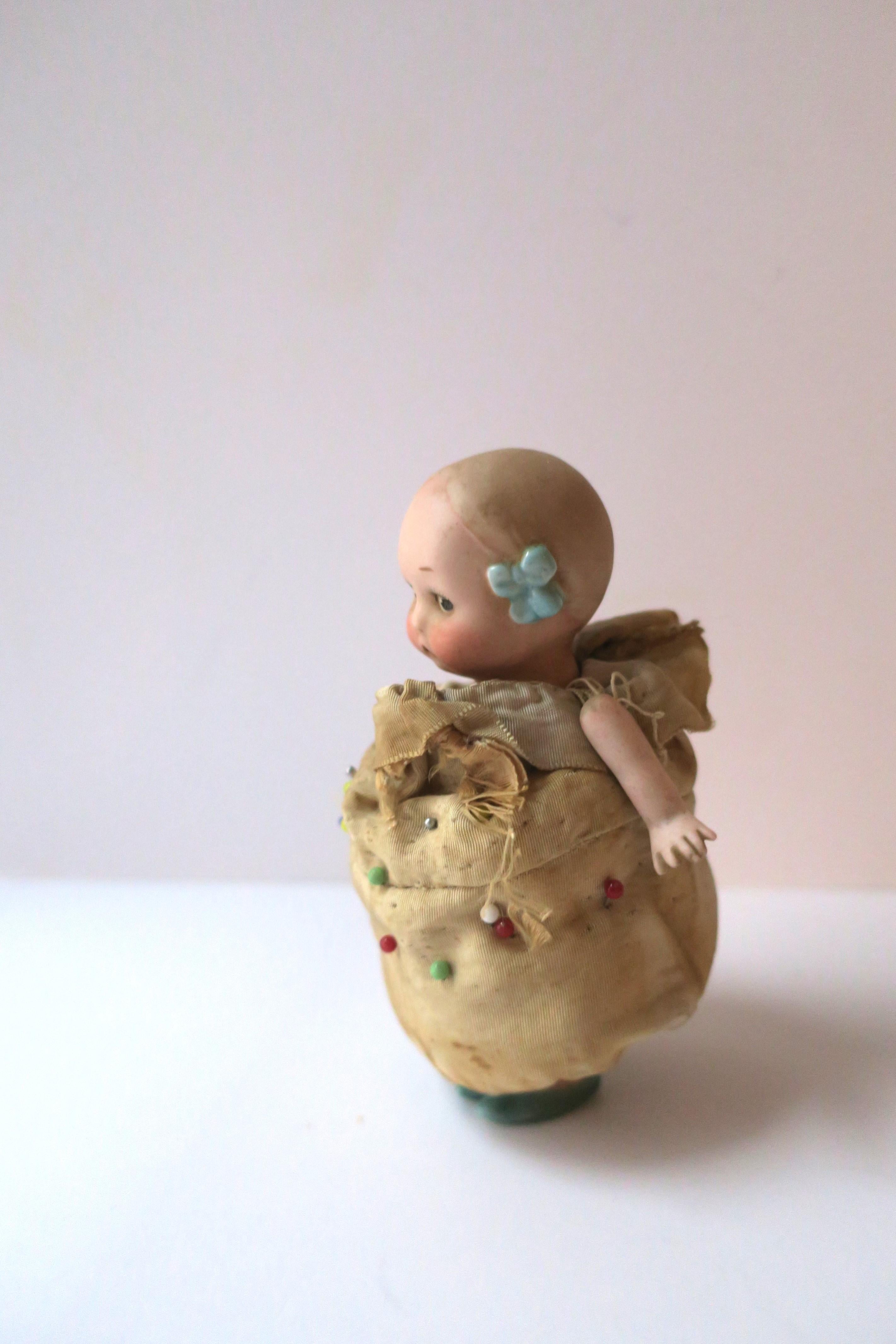 Coussin à épingles pour poupée en porcelaine  en vente 4