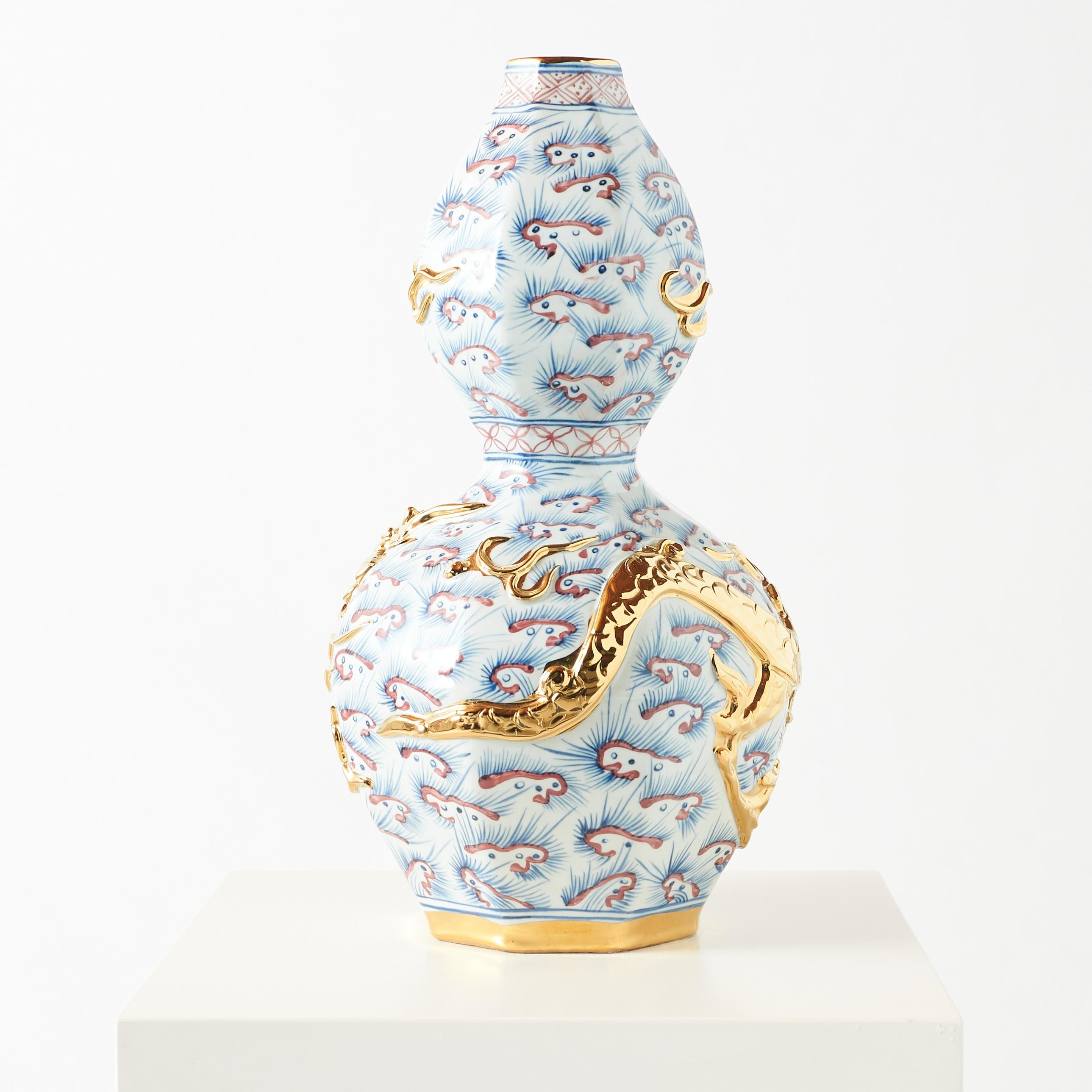 Moderno Vaso a doppia zucca in porcellana con drago dorato in vendita