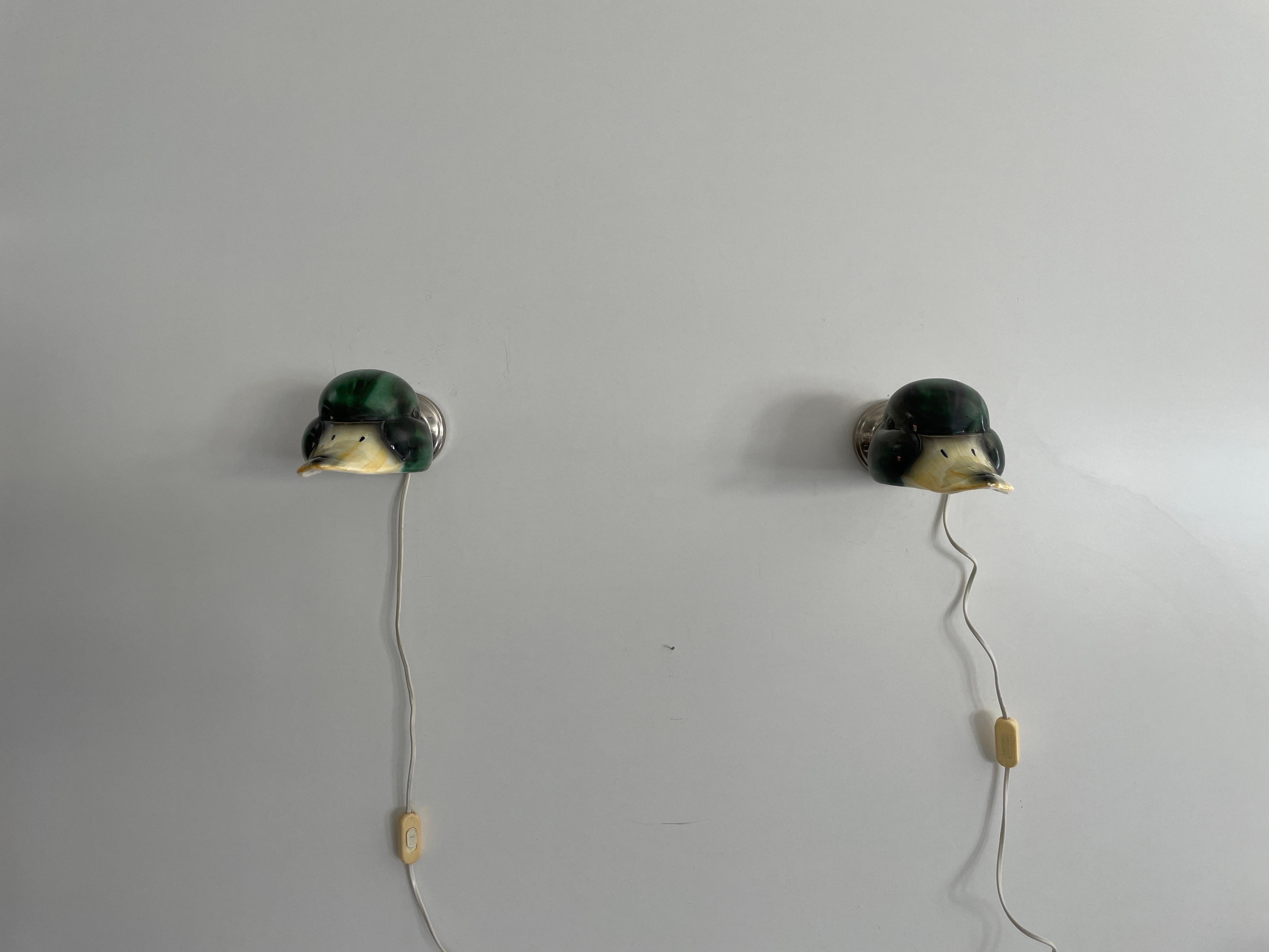 Coppia di lampade con paralume a testa d'anatra in porcellana della Gamla Stan's Lamp Factory, anni '70, Svezia

Le lampade sono in ottime condizioni vintage.
Usura coerente con l'età e l'uso

Questa lampada funziona con una lampadina standard E14.