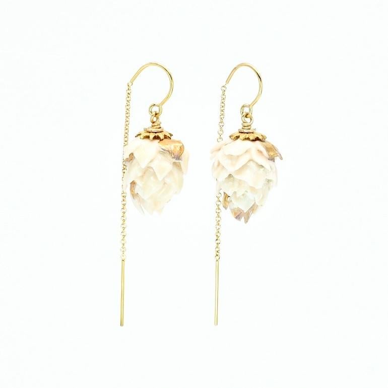 Porcelain  24K gold  Gold filled chain  Handmade in London 

Indulge in pure sophistication with our NANA Porcelain Ceramic Earrings. Meticulously crafted petal by petal from the finest porcelain, each pair resembles delicate artichokes adorned with