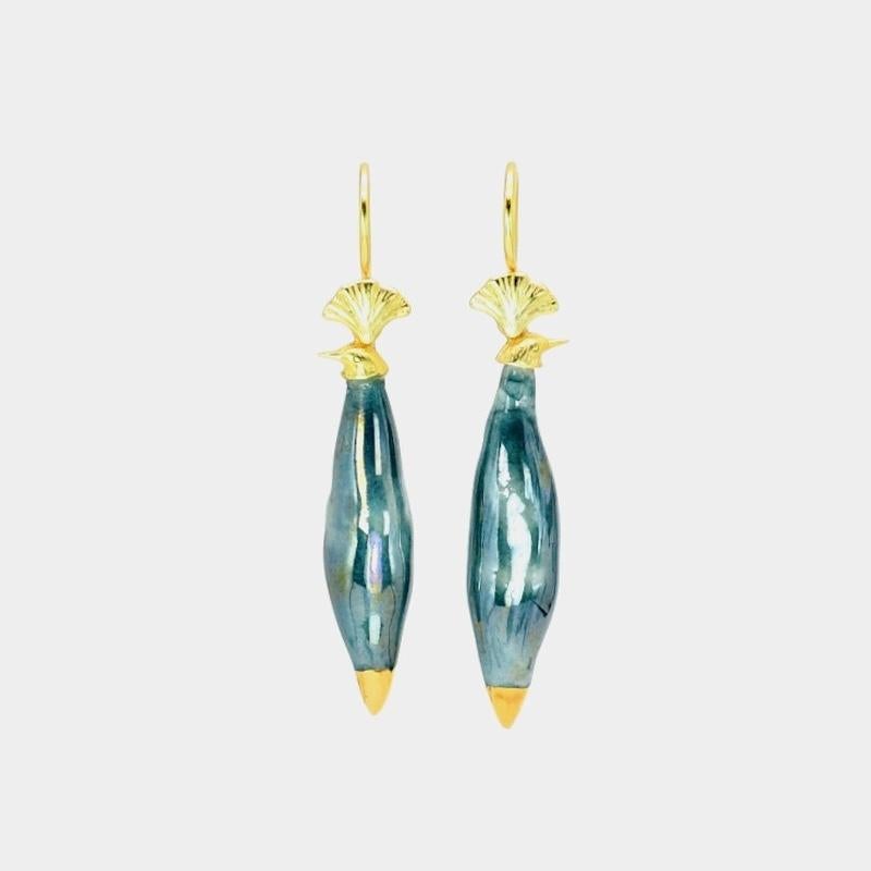 Porcelain  24K gold  Mother of pearl  Handmade in London 

Introducing PAVO Porcelain Ceramic Earrings, crafted from the finest porcelain. Resembling a majestic peacock, with a golden embellishment at the tail and a little head on top, these