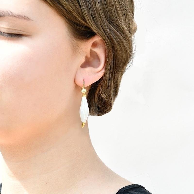 Porcelain  Mother of pearl  24K gold  Handmade in London  Ceramic

Unveil the exquisite RHEINA Porcelain Ceramic Earrings, handcrafted from the most exquisite porcelain. Embodying the regal grace of a peacock, adorned with a lustrous golden tail and