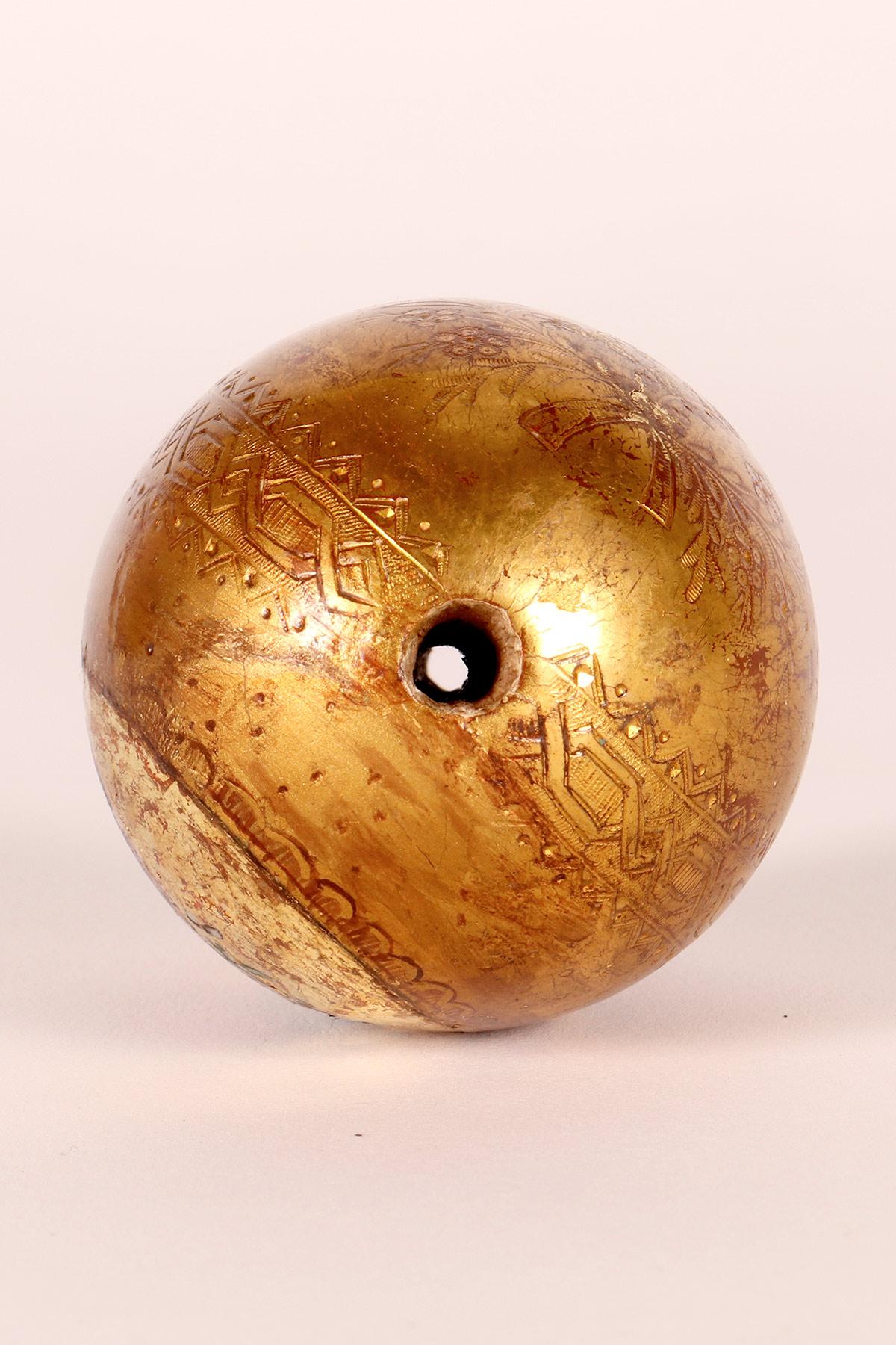 L'œuf de Pâques peint sur un fond doré représentant des fleurs, Russie 1890 en vente 4